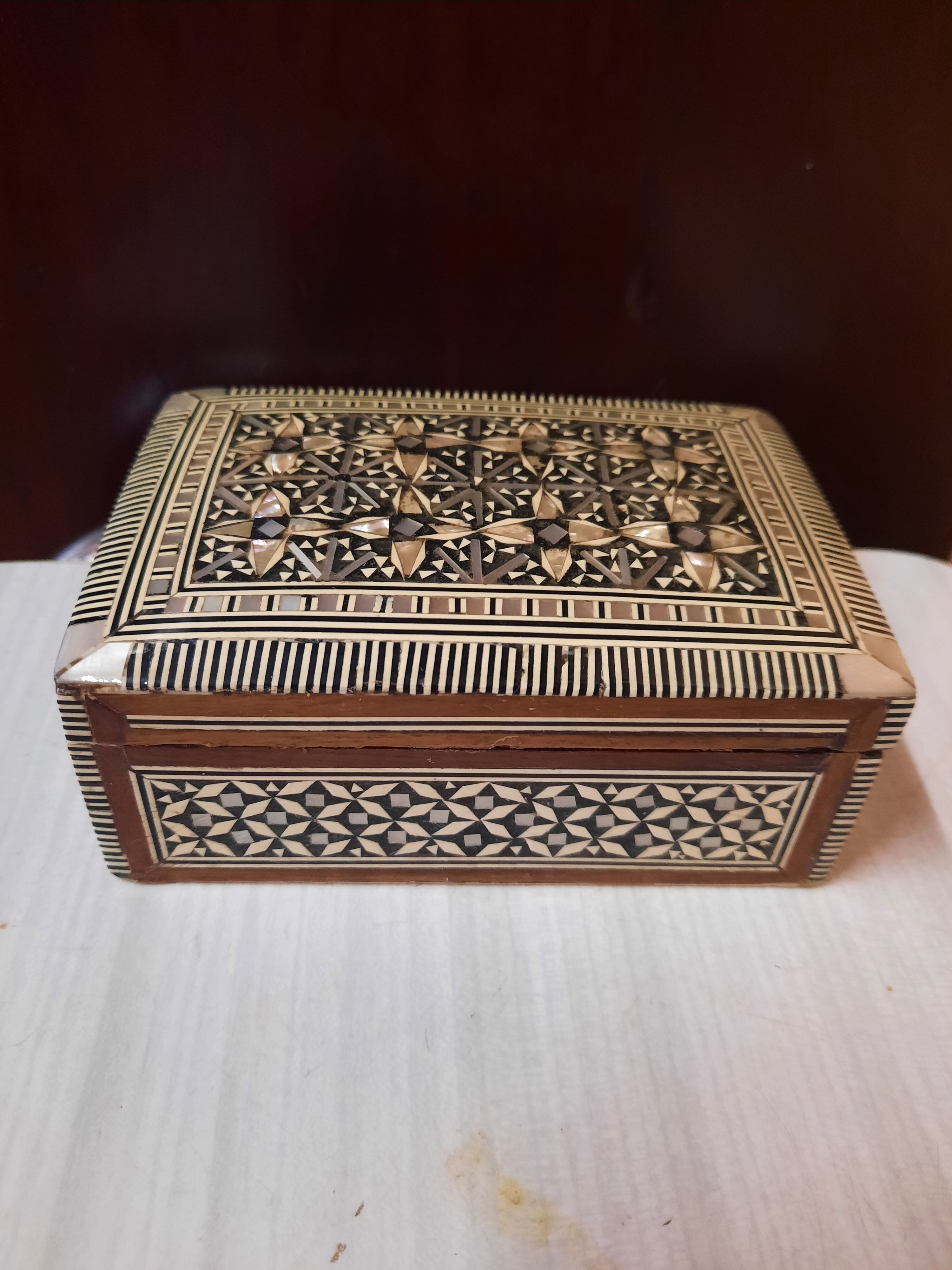 Oriental box in mother-of-pearl marquetry