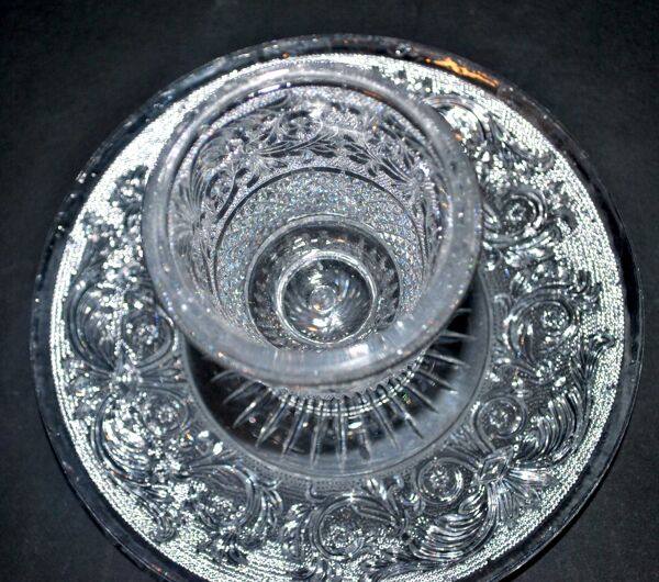 Moutardier baccarat ancien en cristal moulé aux arabesques sablé
