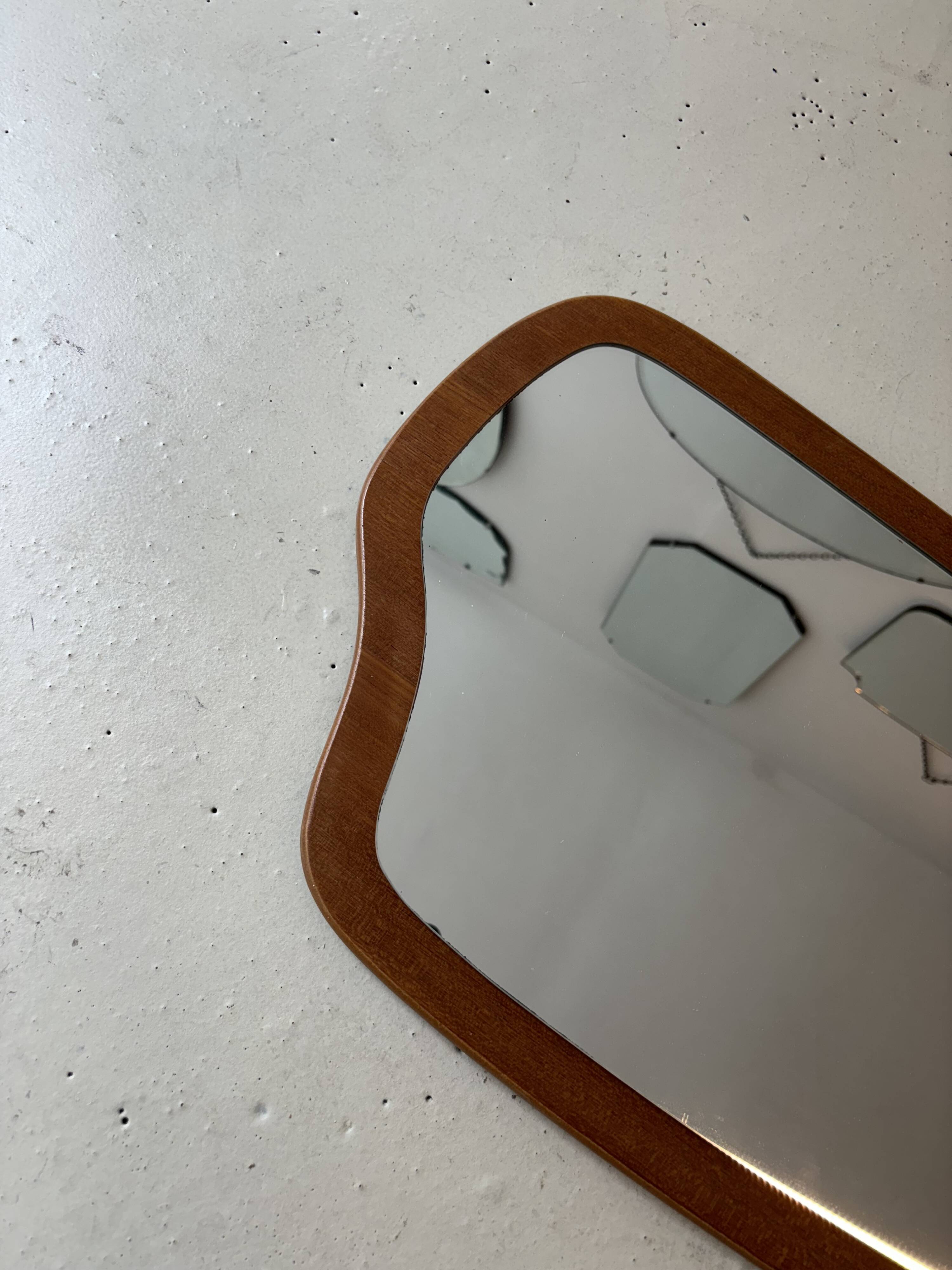 Scandinavian free-form mirror