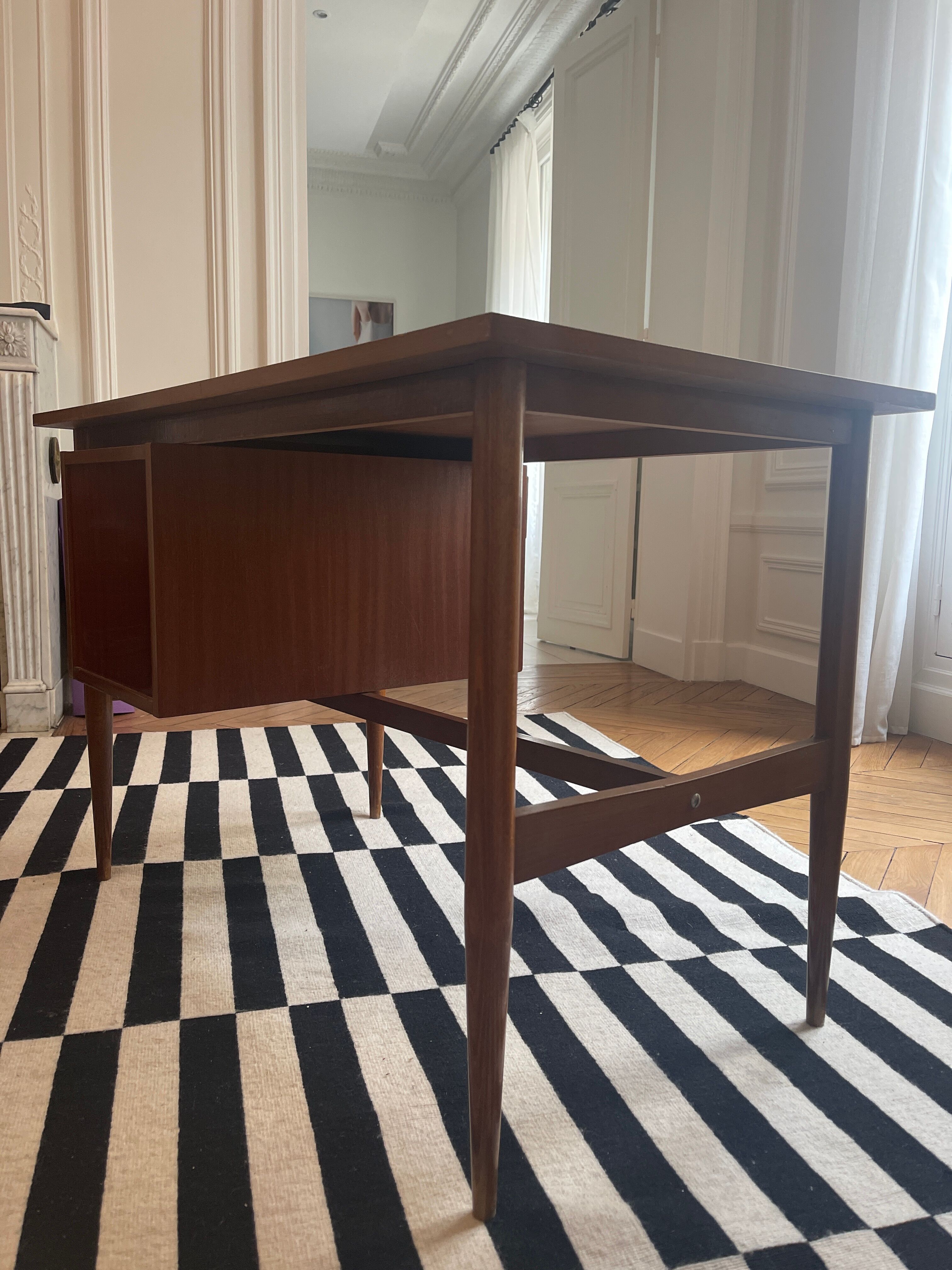 Flat desk compass feet