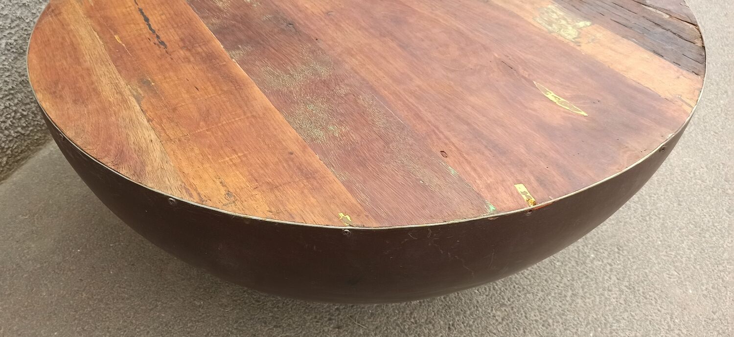Round coffee table in wood