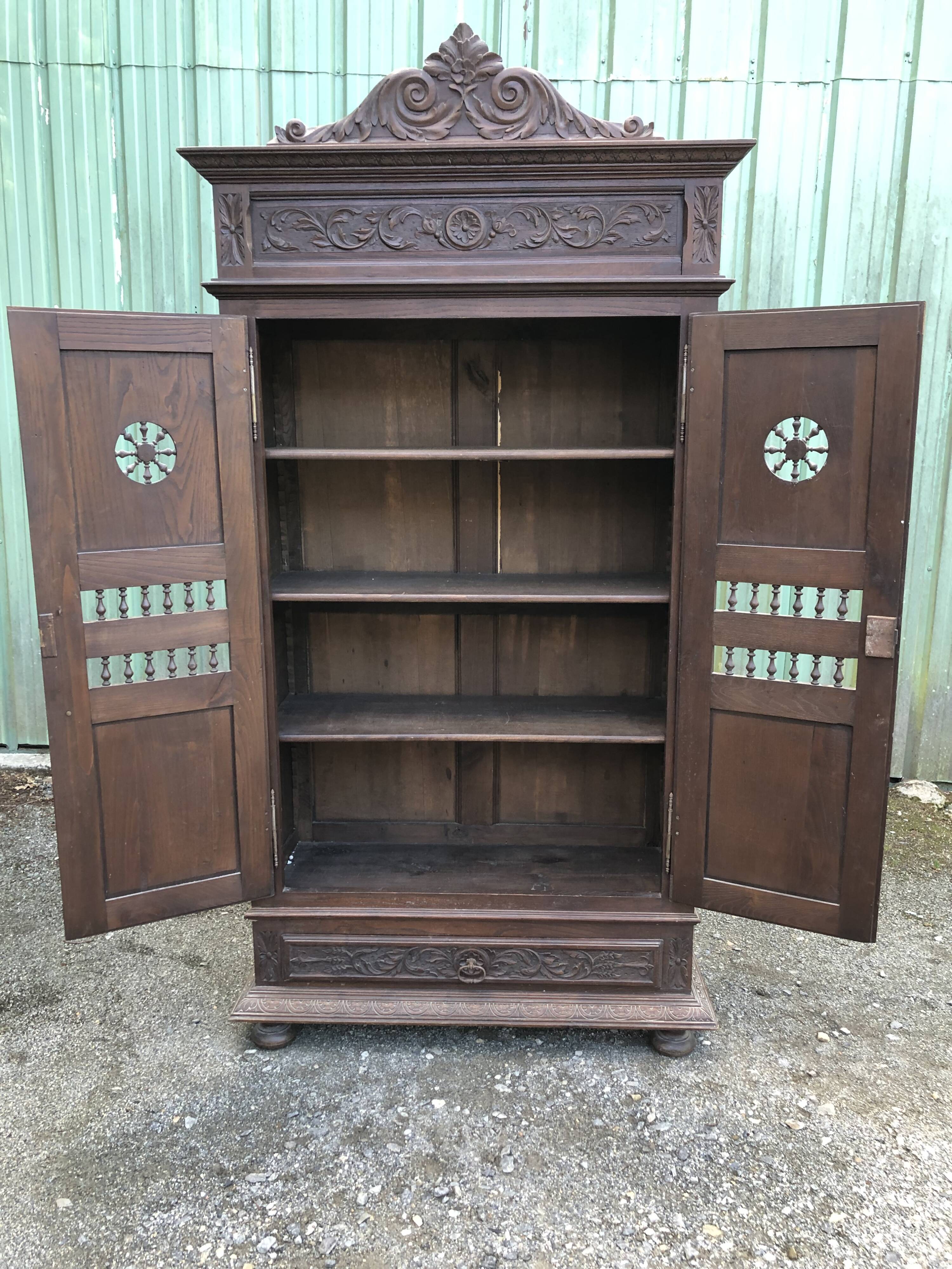 Breton cabinet with carved characters of the early 20th century with 2 doors and 1 oak drawer.