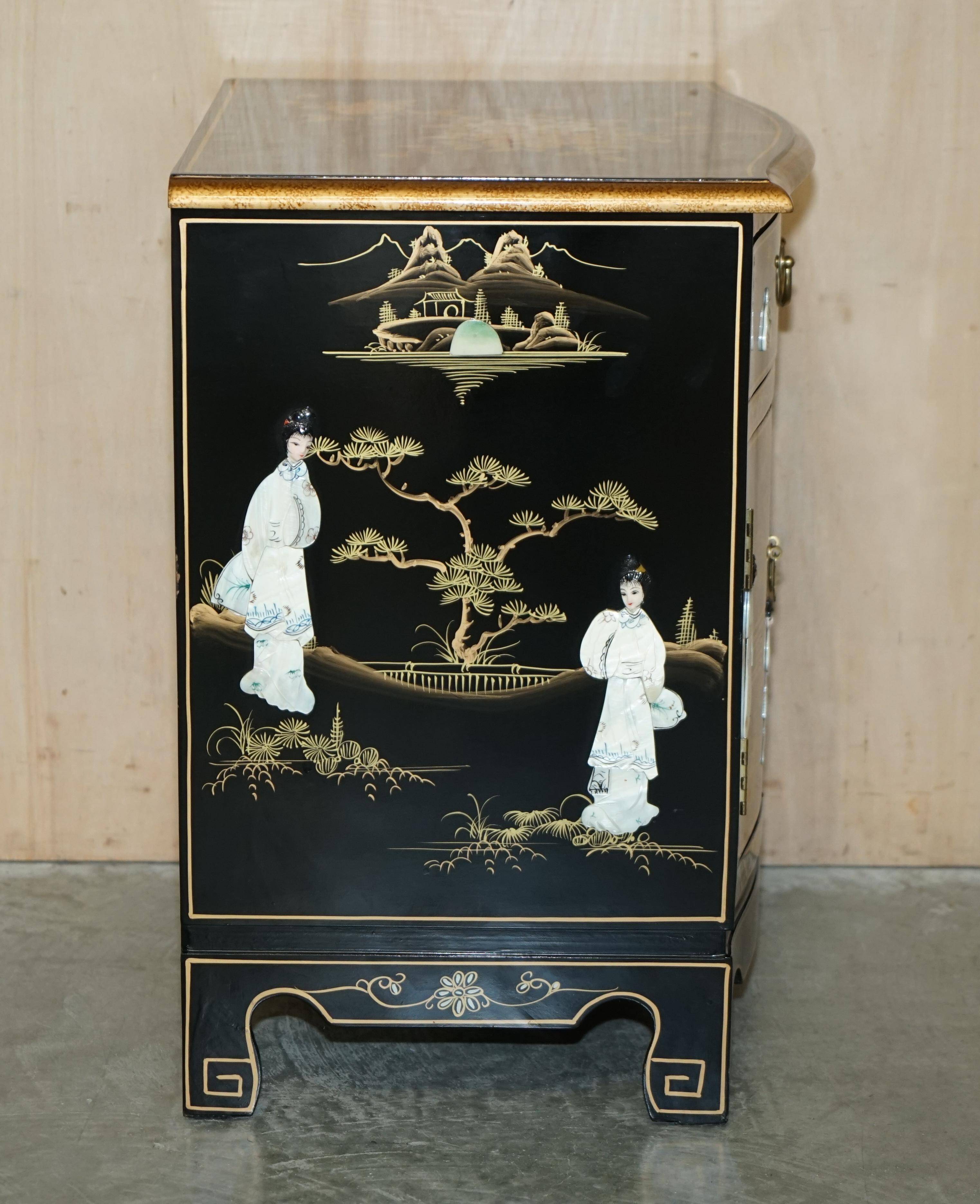 Decorative Chinese buffet in Chinoiserie style in lacquer and steatite.