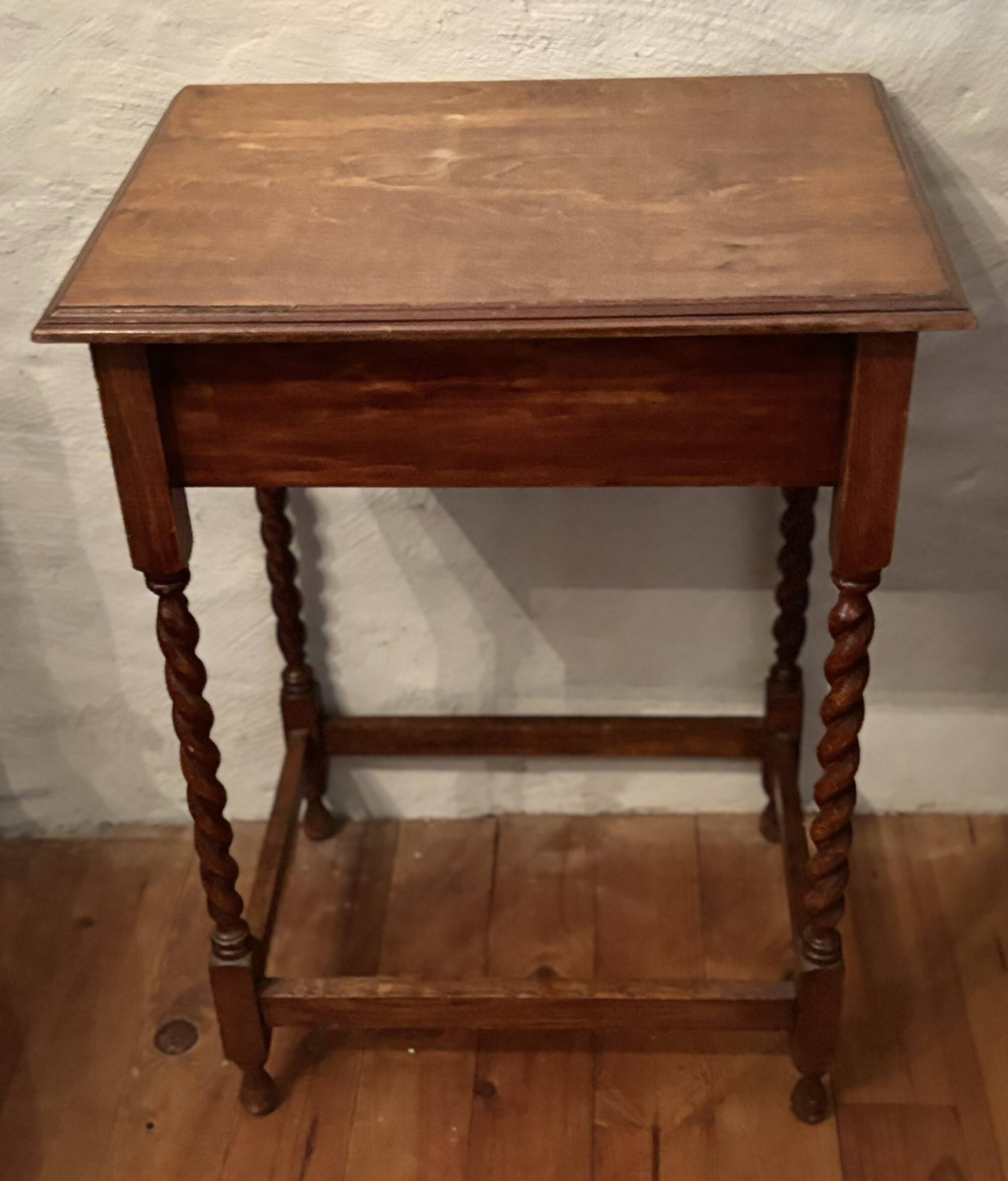 Small vintage side/bedside table from the 1940s – Wood with twisted legs