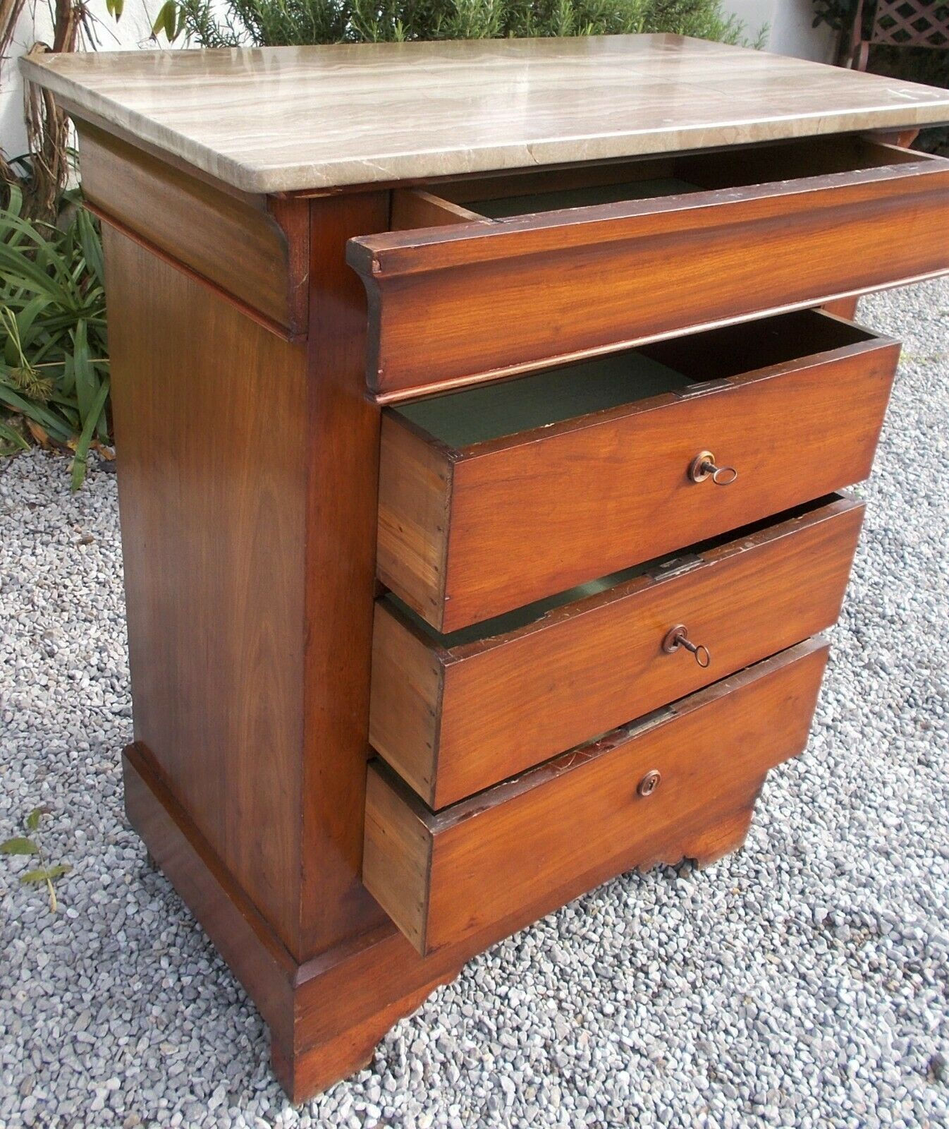 Antique chest of 4 drawers