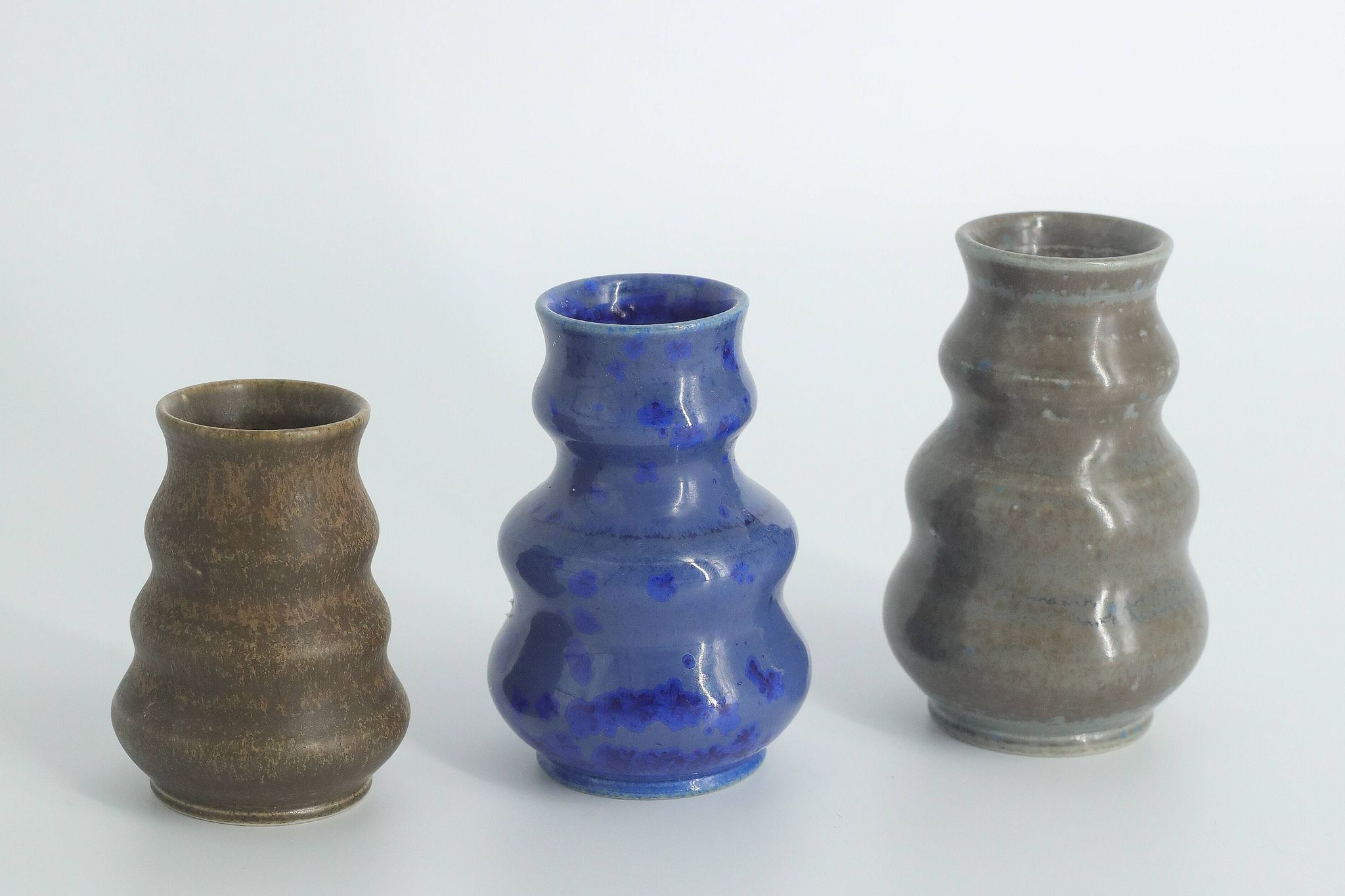 Petits vases de collection mid-century modernes scandinaves en grès verni ondulé marron et bleu, set de 3