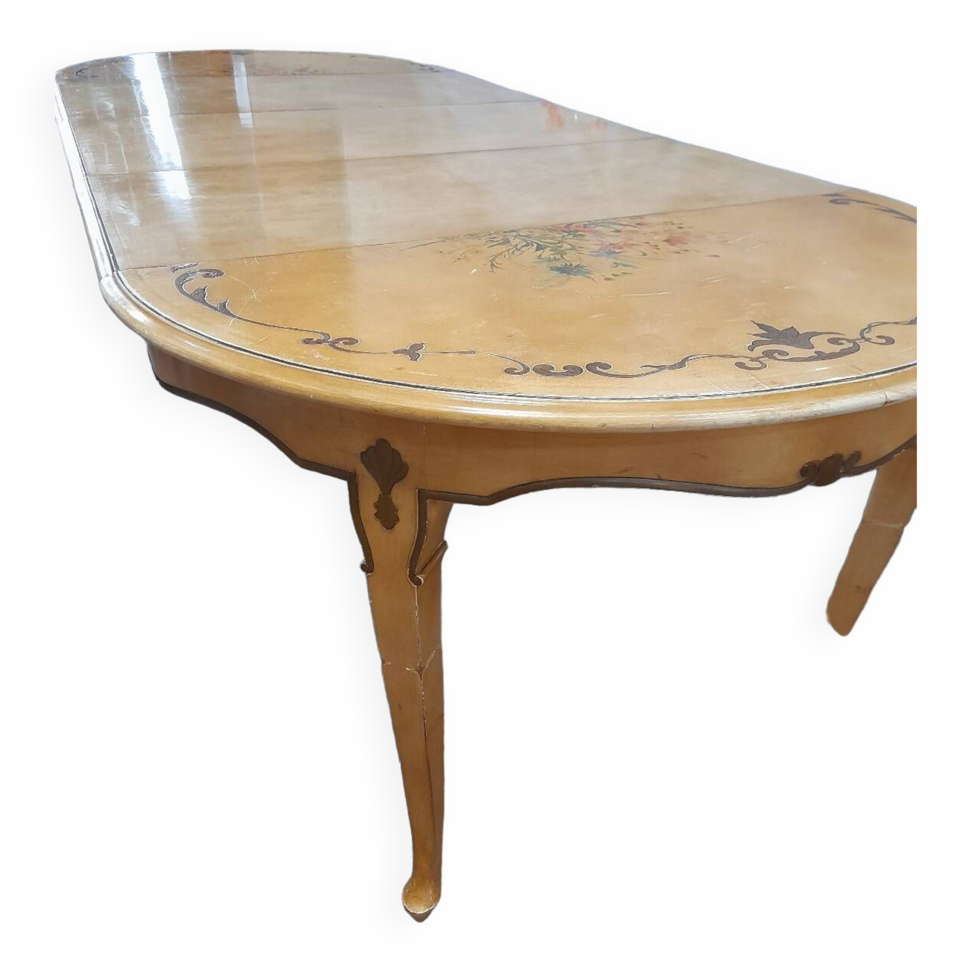 Round table for 4 to 10 place settings