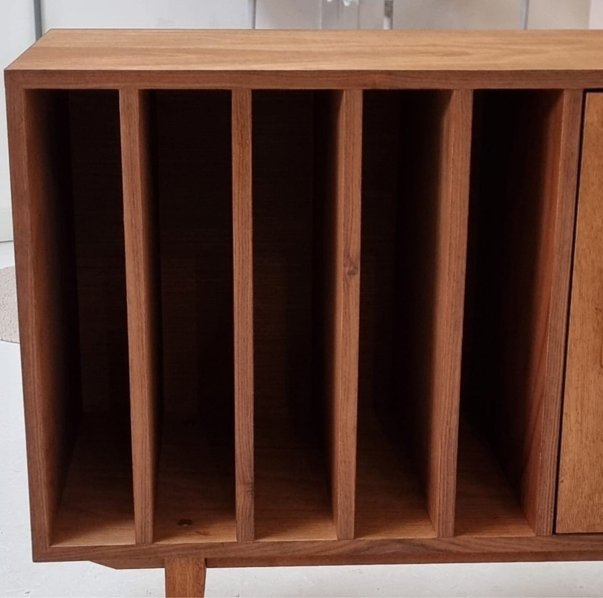 Vidar record cabinet