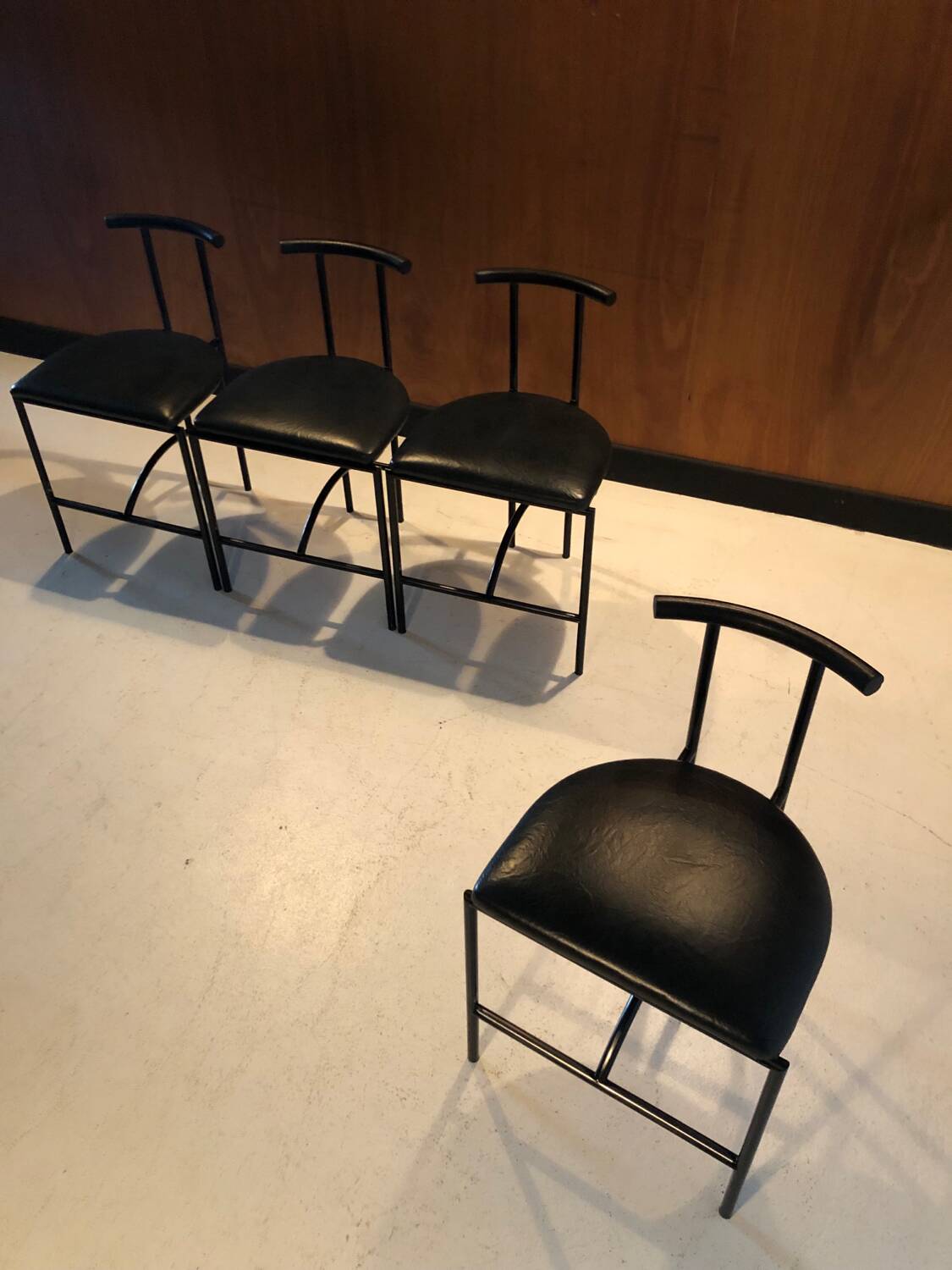 4 chaises Tokyo , design Rodney Kinsman 1985