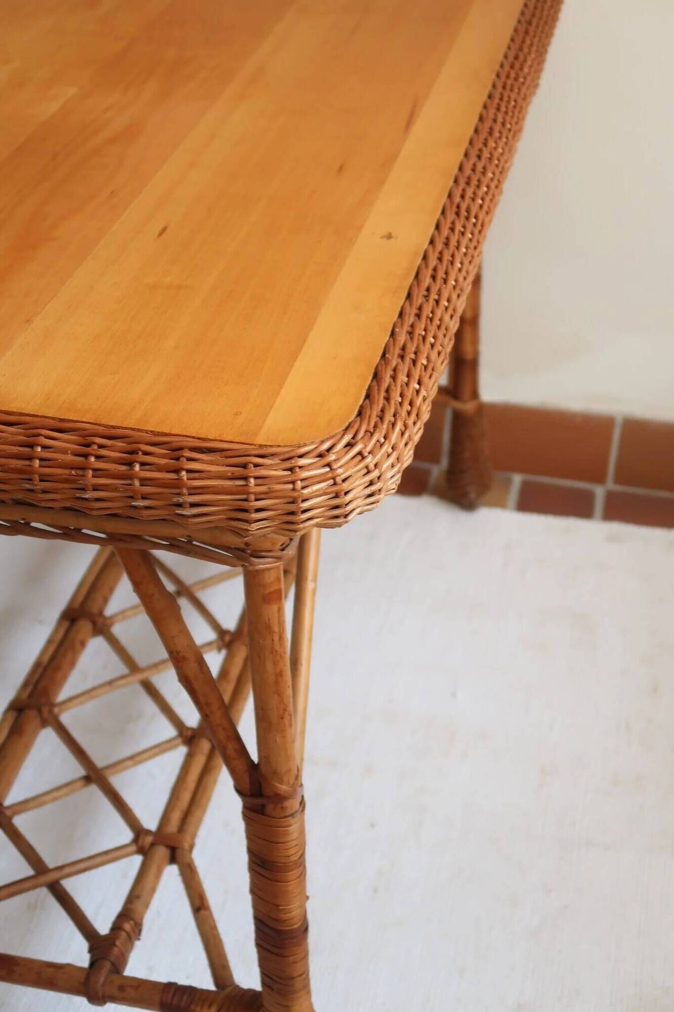 Table à manger en rotin et osier, plateau en hêtre, années 60