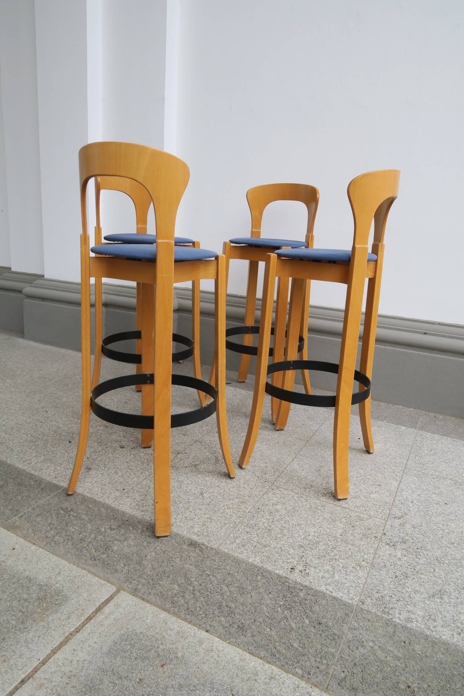 4 tabourets de bar dans le style de Bruno Rey ou Alvar Aalto