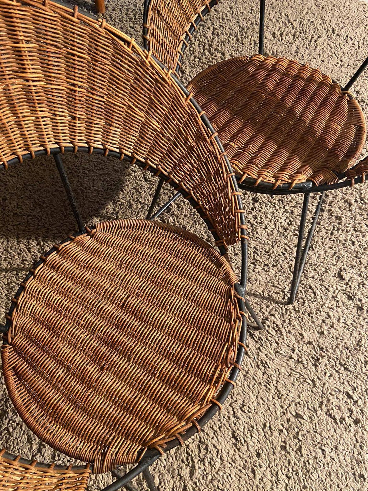 Set of 2 wicker armchairs and coffee table Raoul Guy 1950