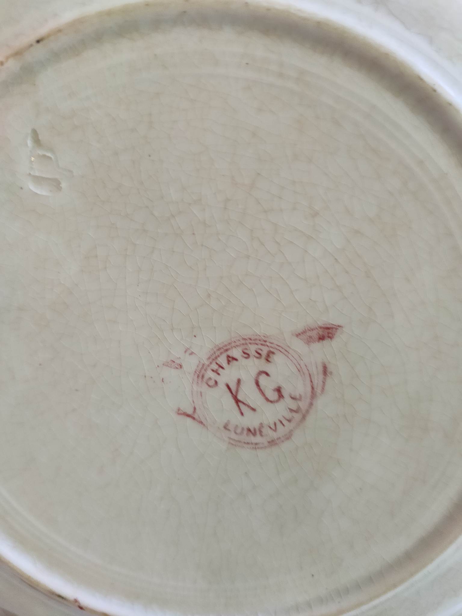 Assiette plate terre de fer faïence de Lunéville K/G