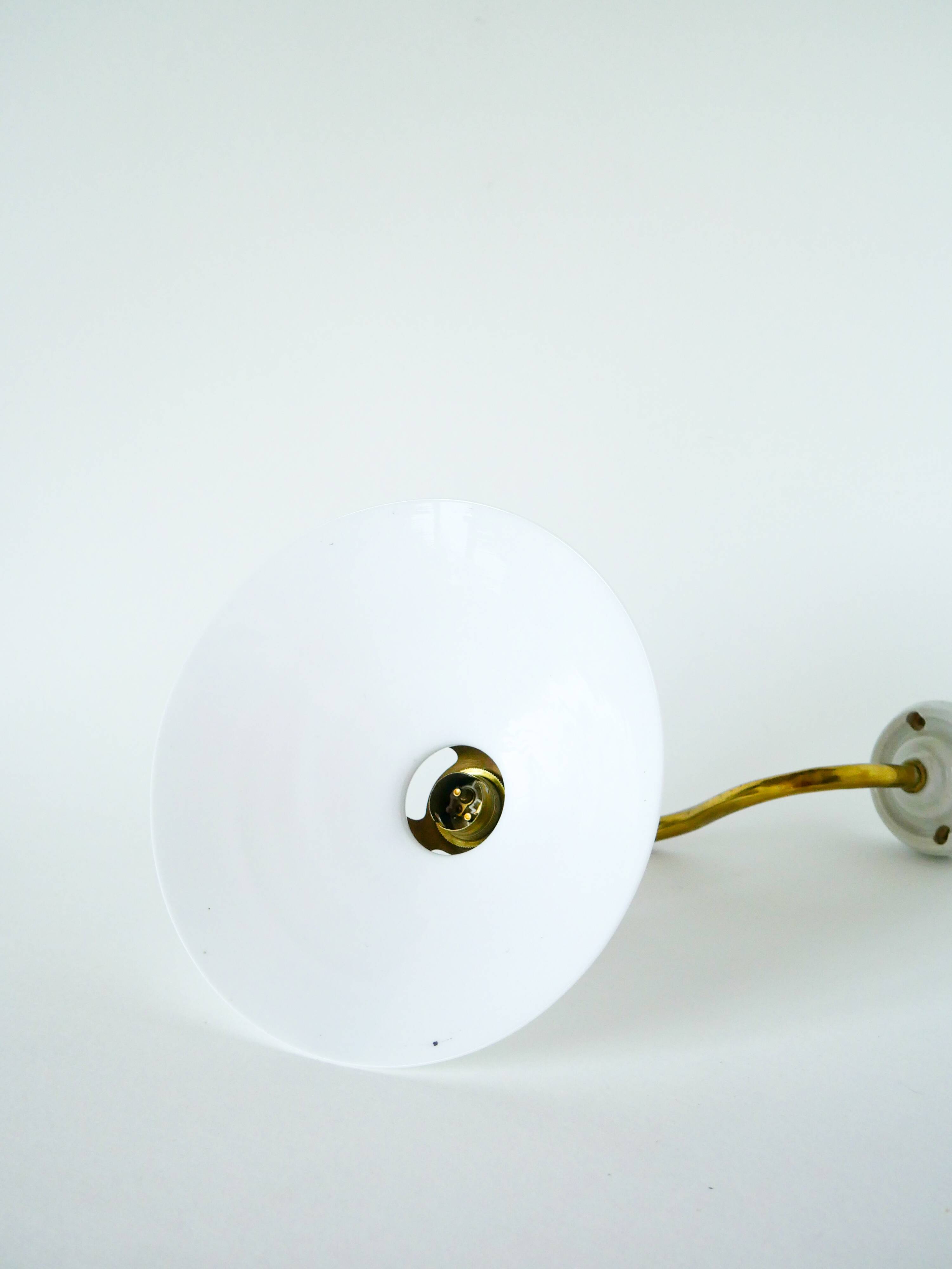 Swan neck wall light in smooth opaline and brass, early 20th century.