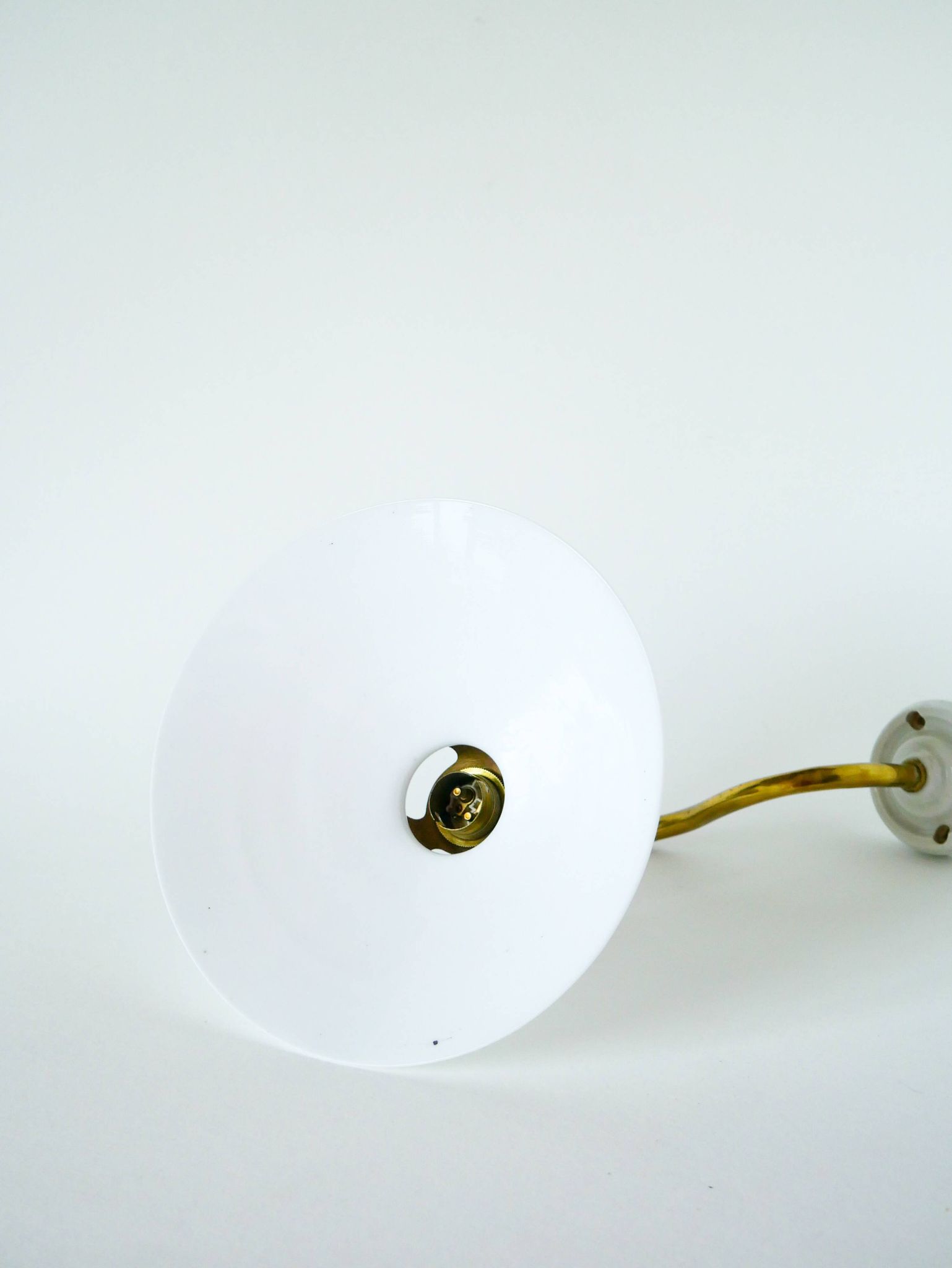 Swan neck wall light in smooth opaline and brass, early 20th century.