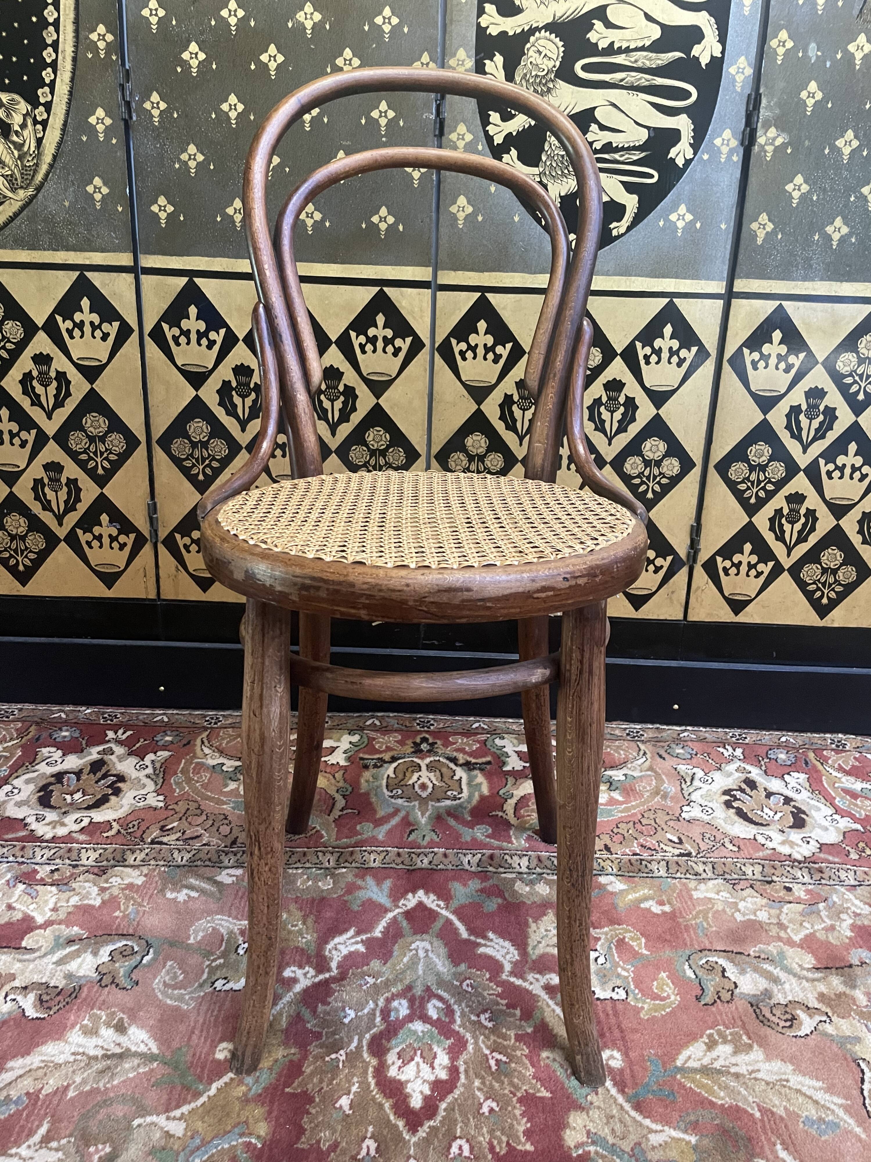 Suite de 6 chaises bistrot en cannage Thonet restaurées