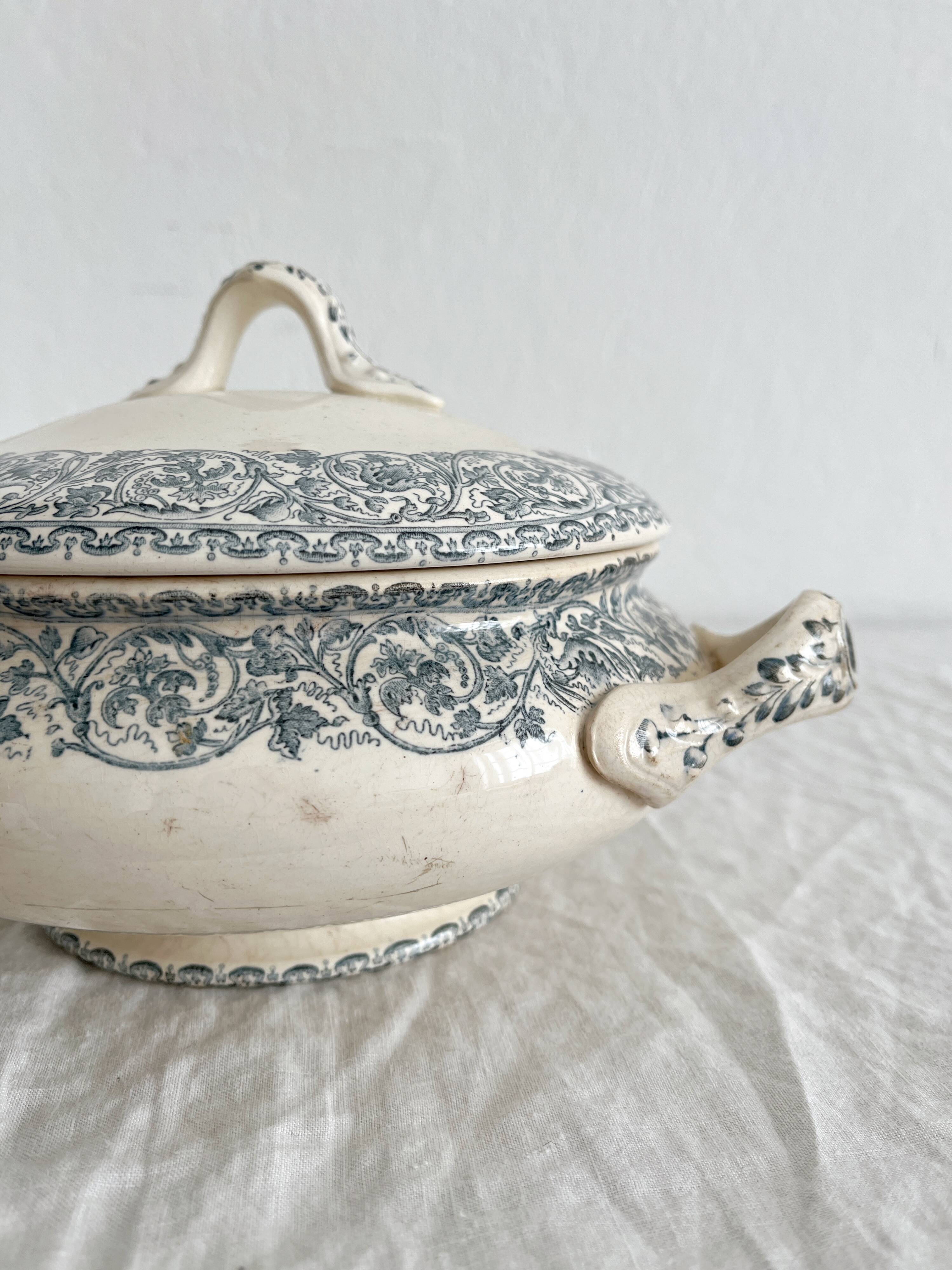 Small ironstone tureen "Renaissance" Creil and Montereau
