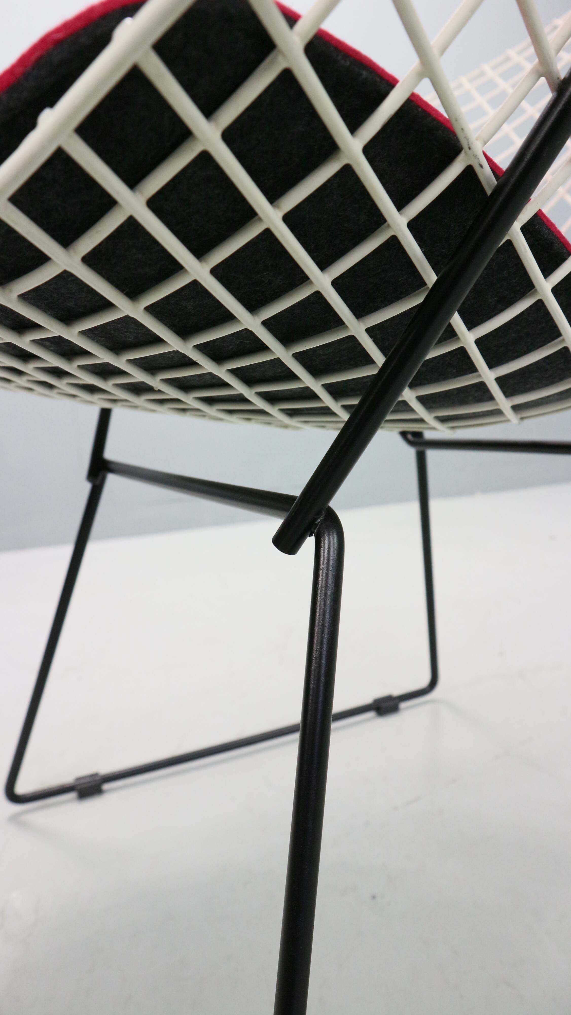 Diamond chair by Harry Bertoia in white & black metal and new seating 1960s