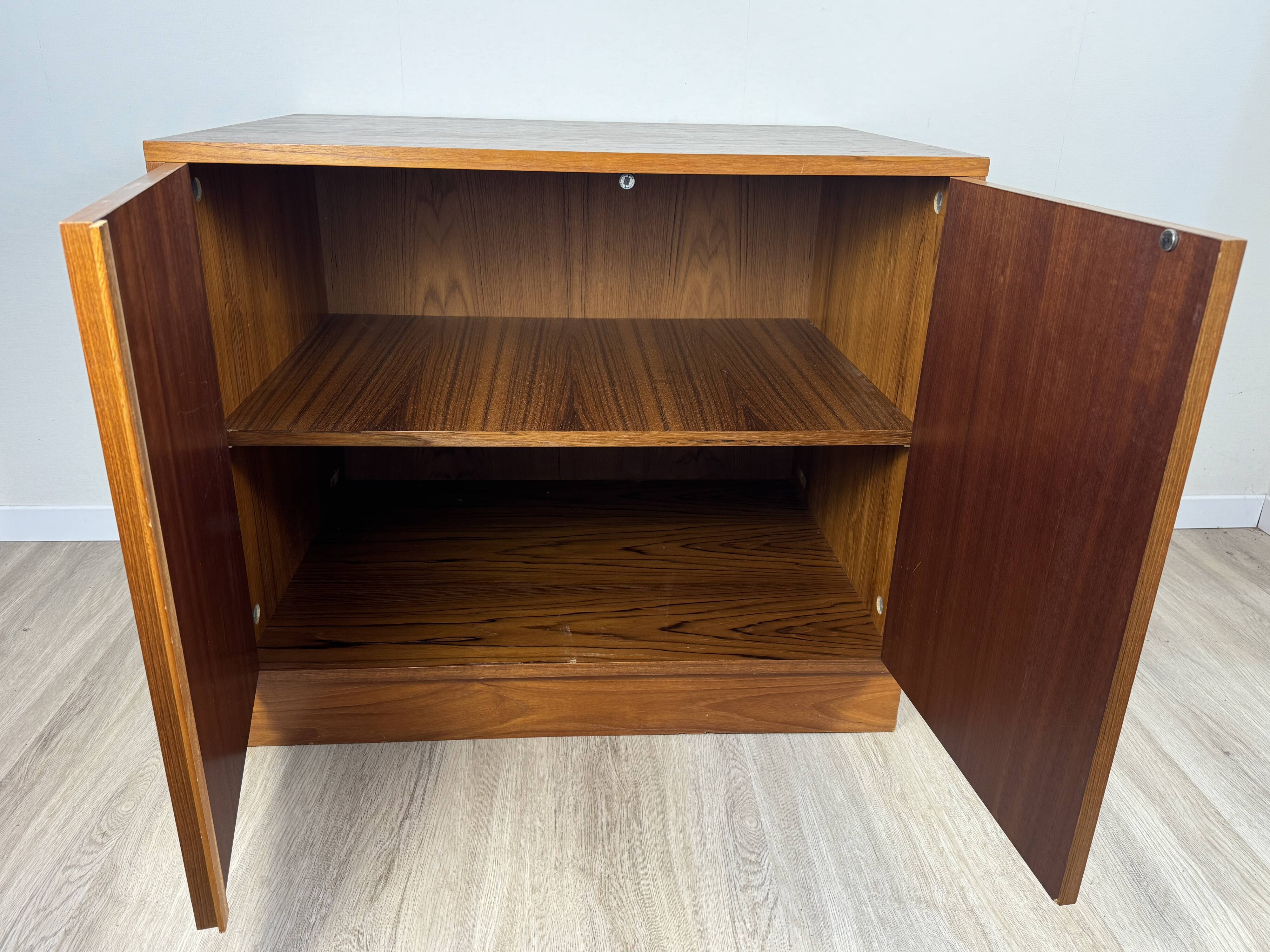 Buffet bas 2 portes teck — années 60/70