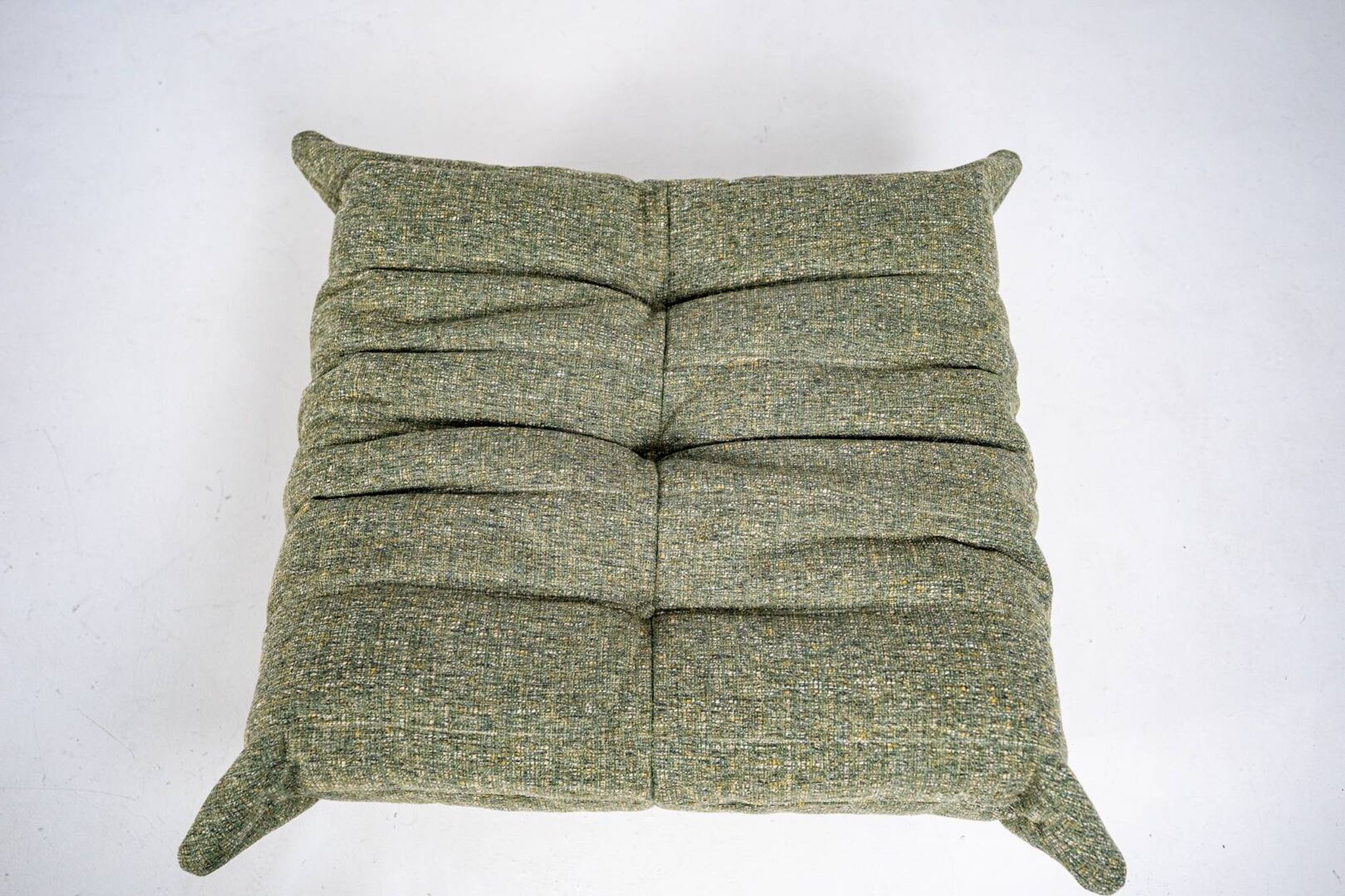Fauteuil et pouf Togo en tweed émeraude