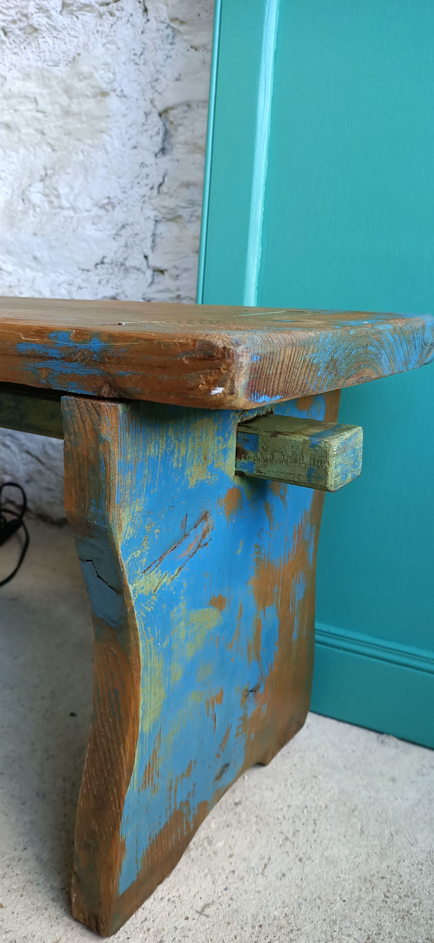 Banc repose-pieds patiné