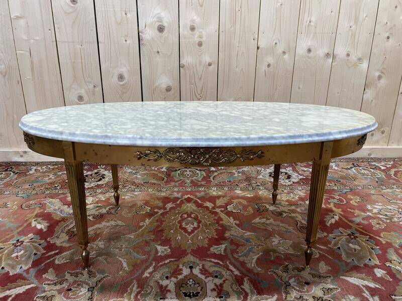 Table basse ovale de style Louis XVIen laiton et marbre