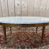 Table basse ovale de style Louis XVIen laiton et marbre