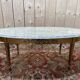 Table basse ovale de style Louis XVIen laiton et marbre