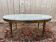 Table basse ovale de style Louis XVIen laiton et marbre