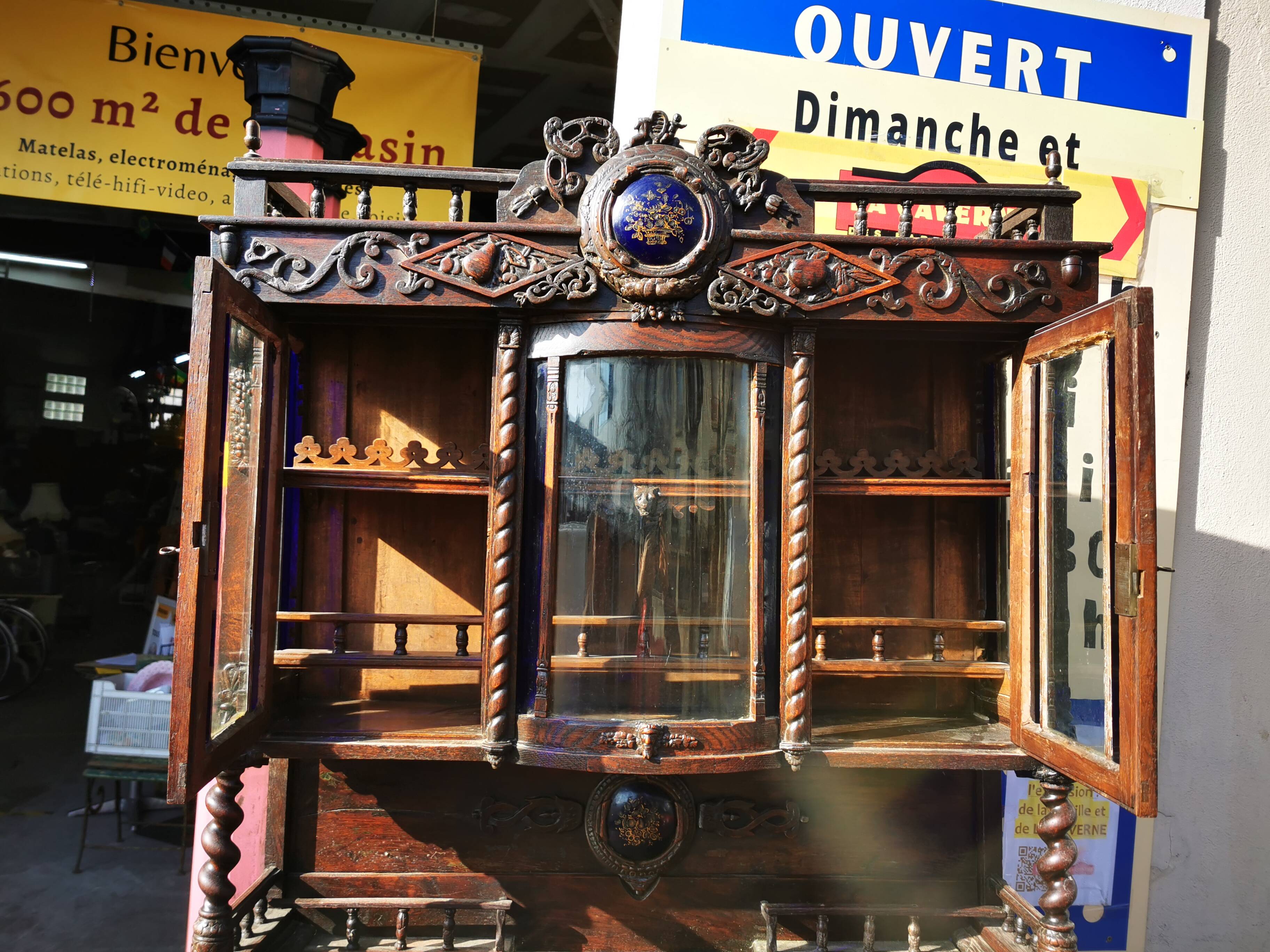 Cabinet / Vaisselier ancien richement sculpté 19éme
