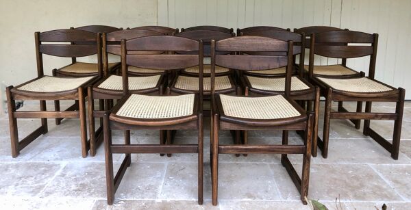 Ensemble de 12 chaises de salle à manger ''traineau'' en noyer et canne