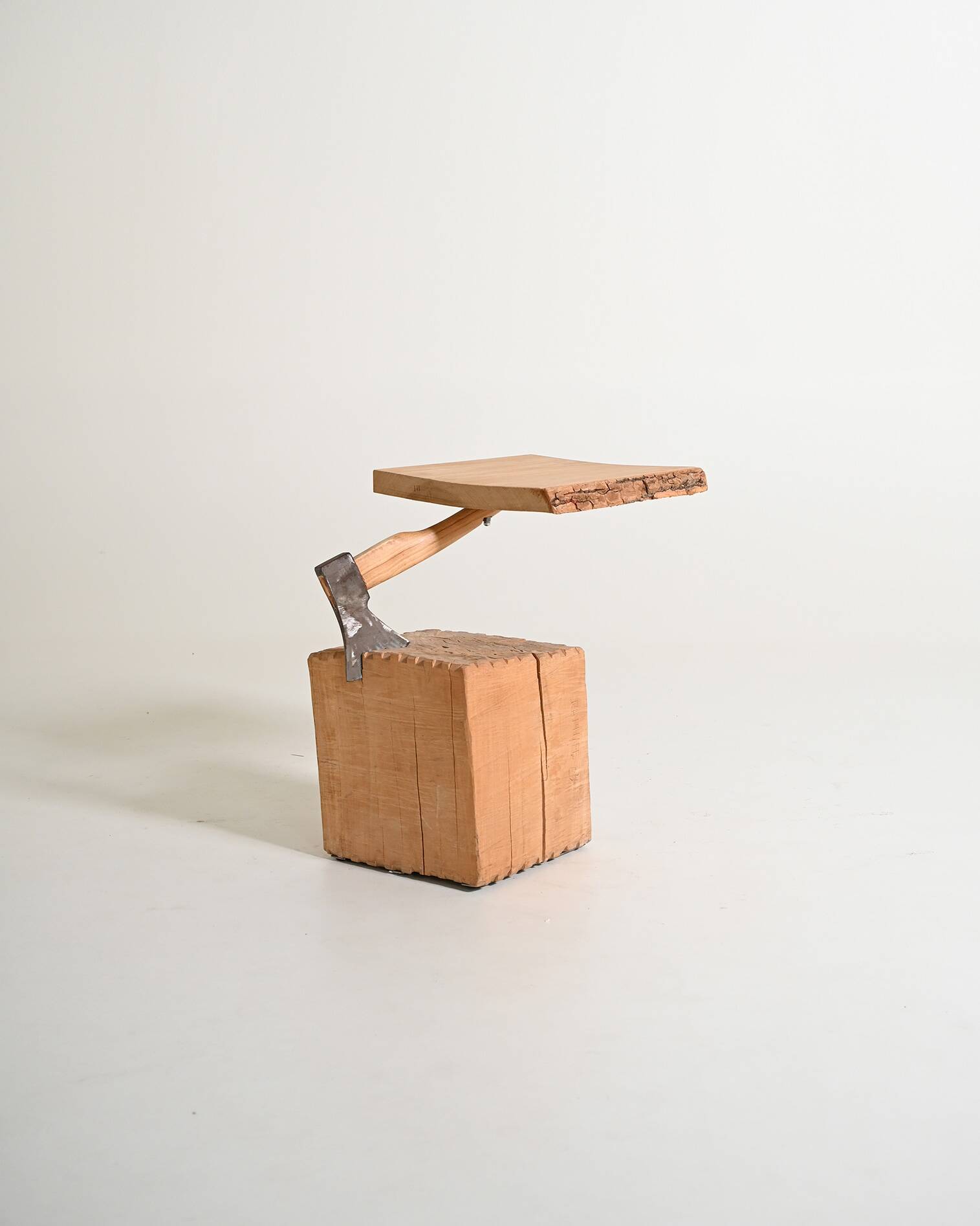 Table d'appoint "Chopping Block with Axe" par Raphael Springmann