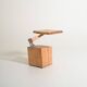 Table d'appoint "Chopping Block with Axe" par Raphael Springmann
