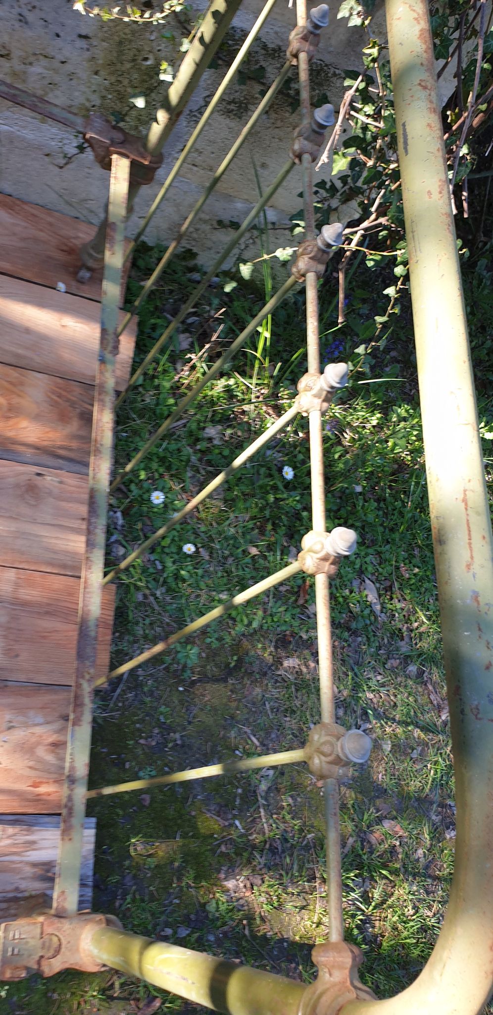 Metal bed