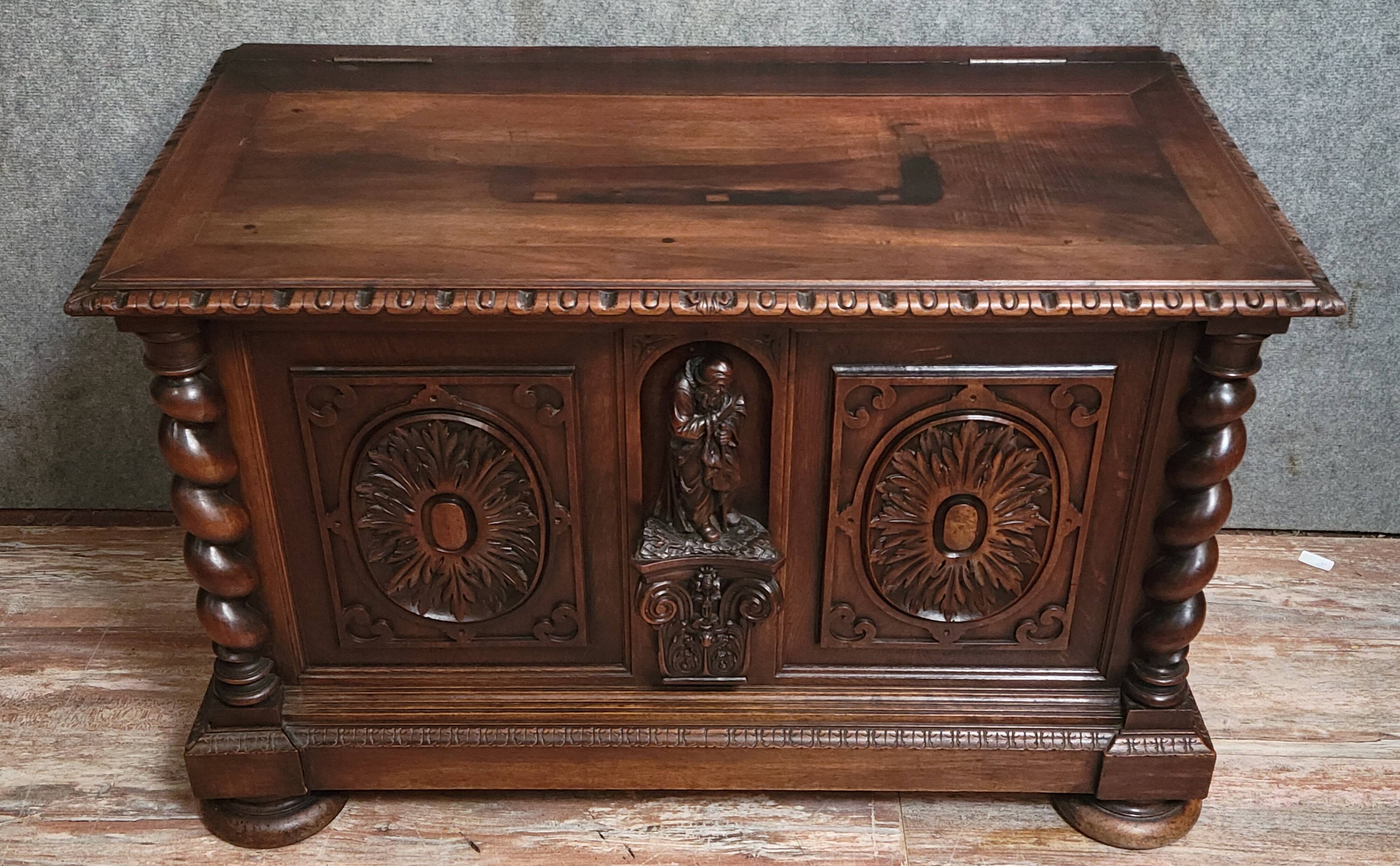 Coffre ancien style Renaissance en noyer massif richement sculpté