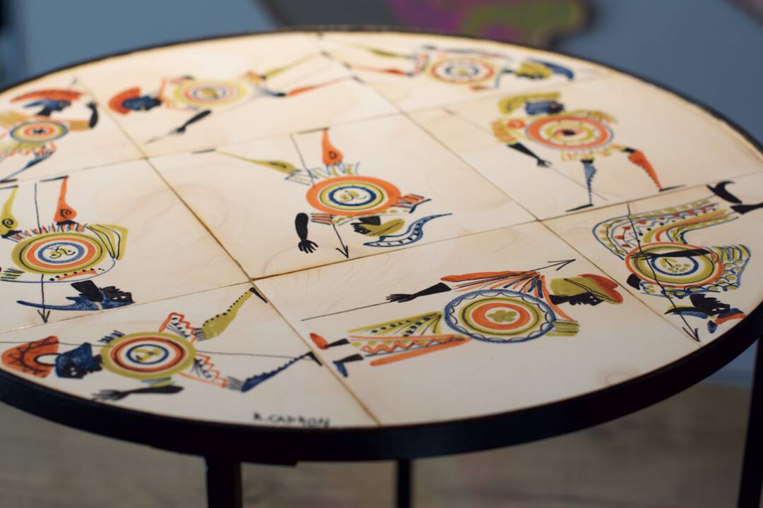 Table basse circulaire décor de guerriers - 1960 Roger Capron