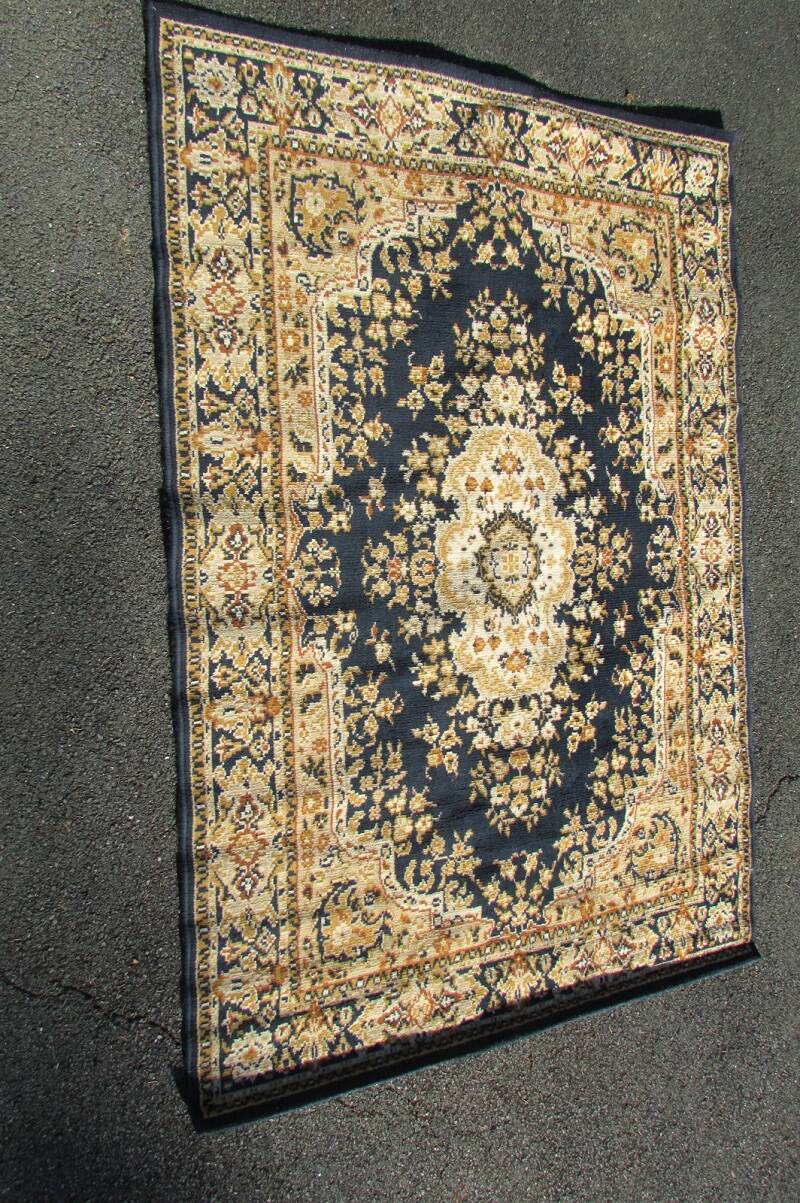 Mechanical blue rug: 178 x 127 cm