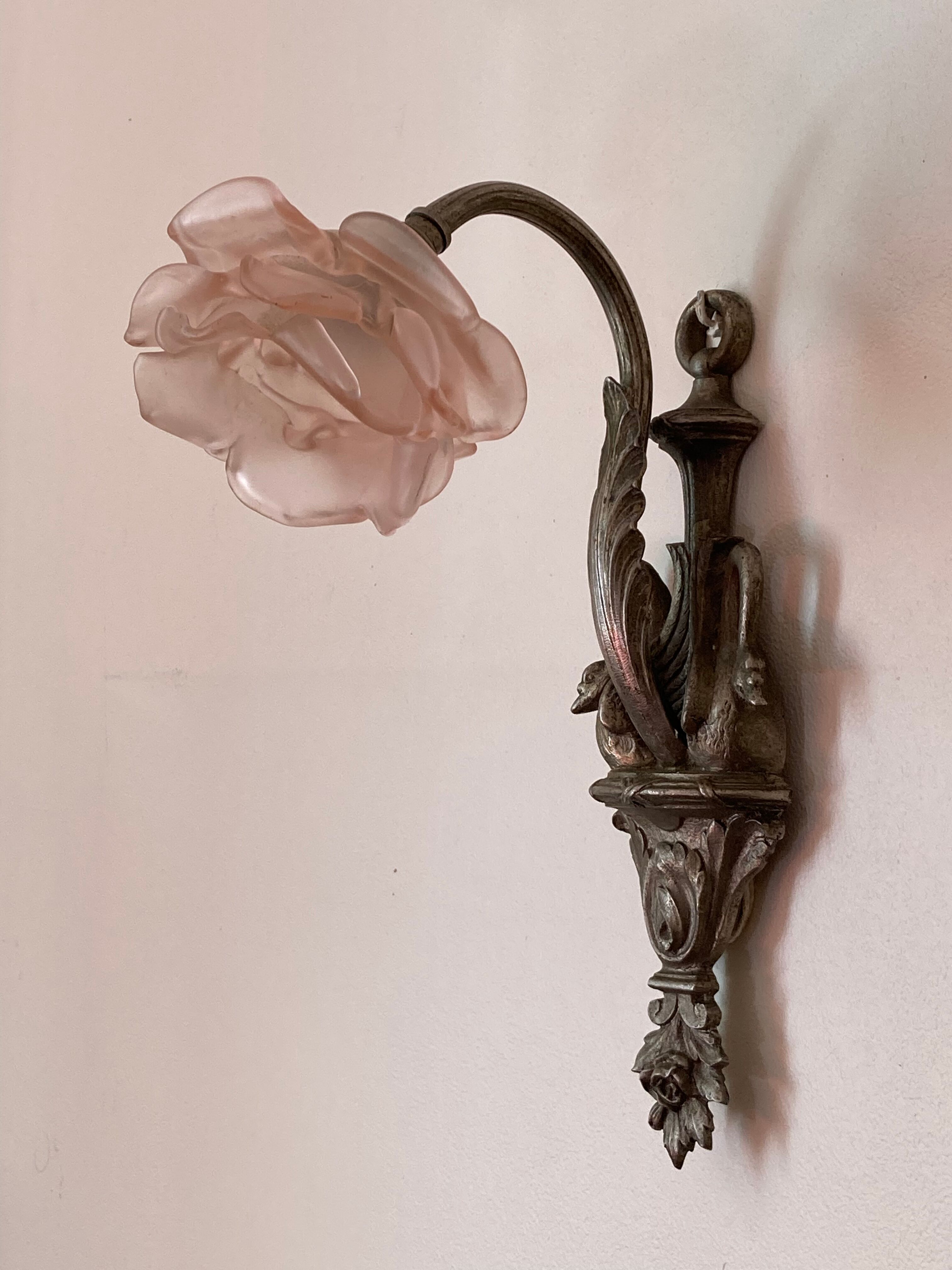 Empire-style Art Deco wall lamp in silver patinated bronze with swan decoration and frosted glass pink