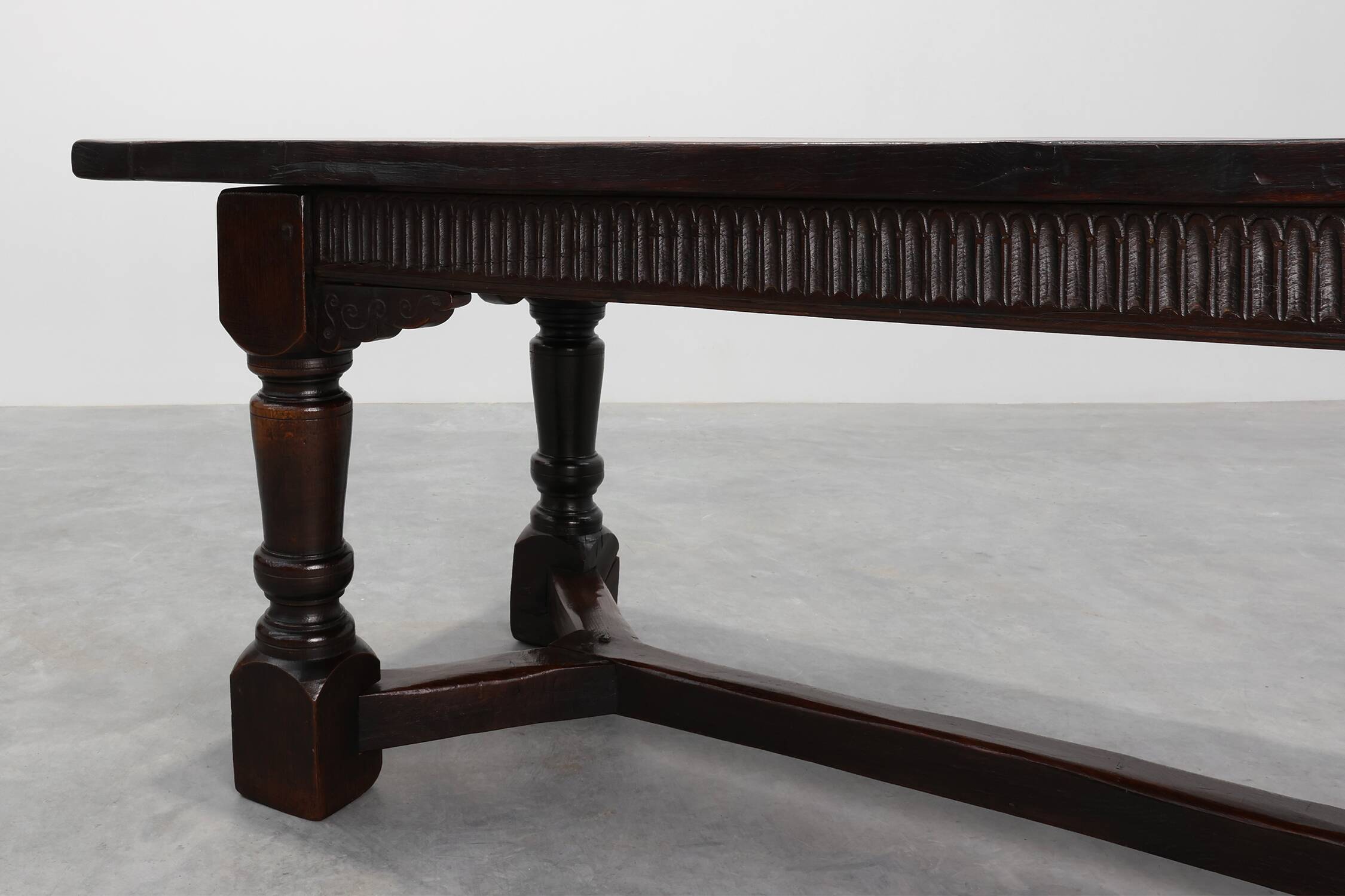 17th-Century Belgian full dark Oak Dining Table