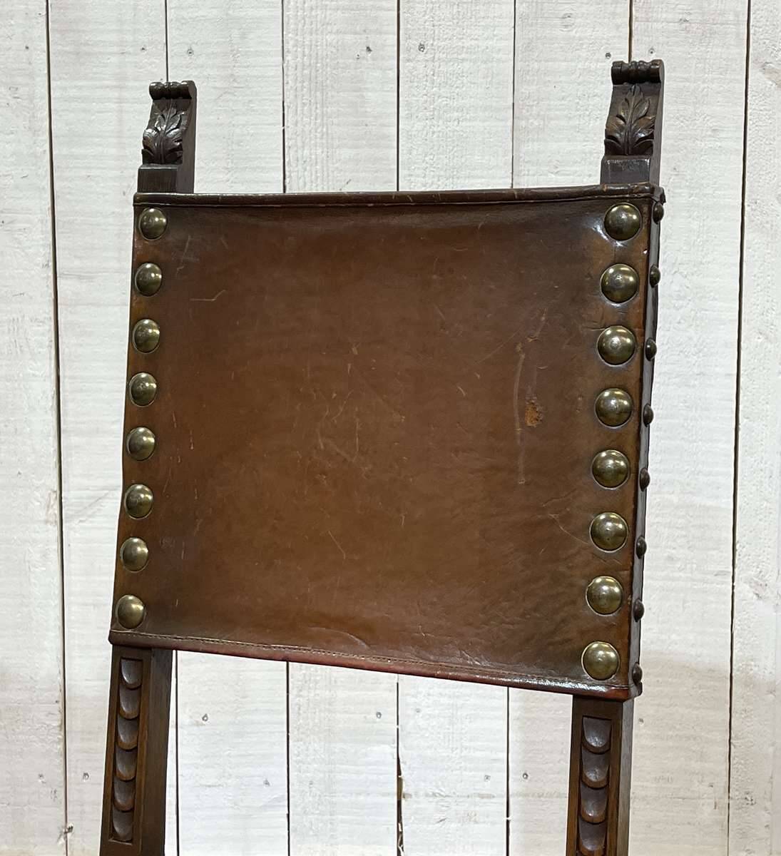 High-backed chair from the early 20th century in oak and leather