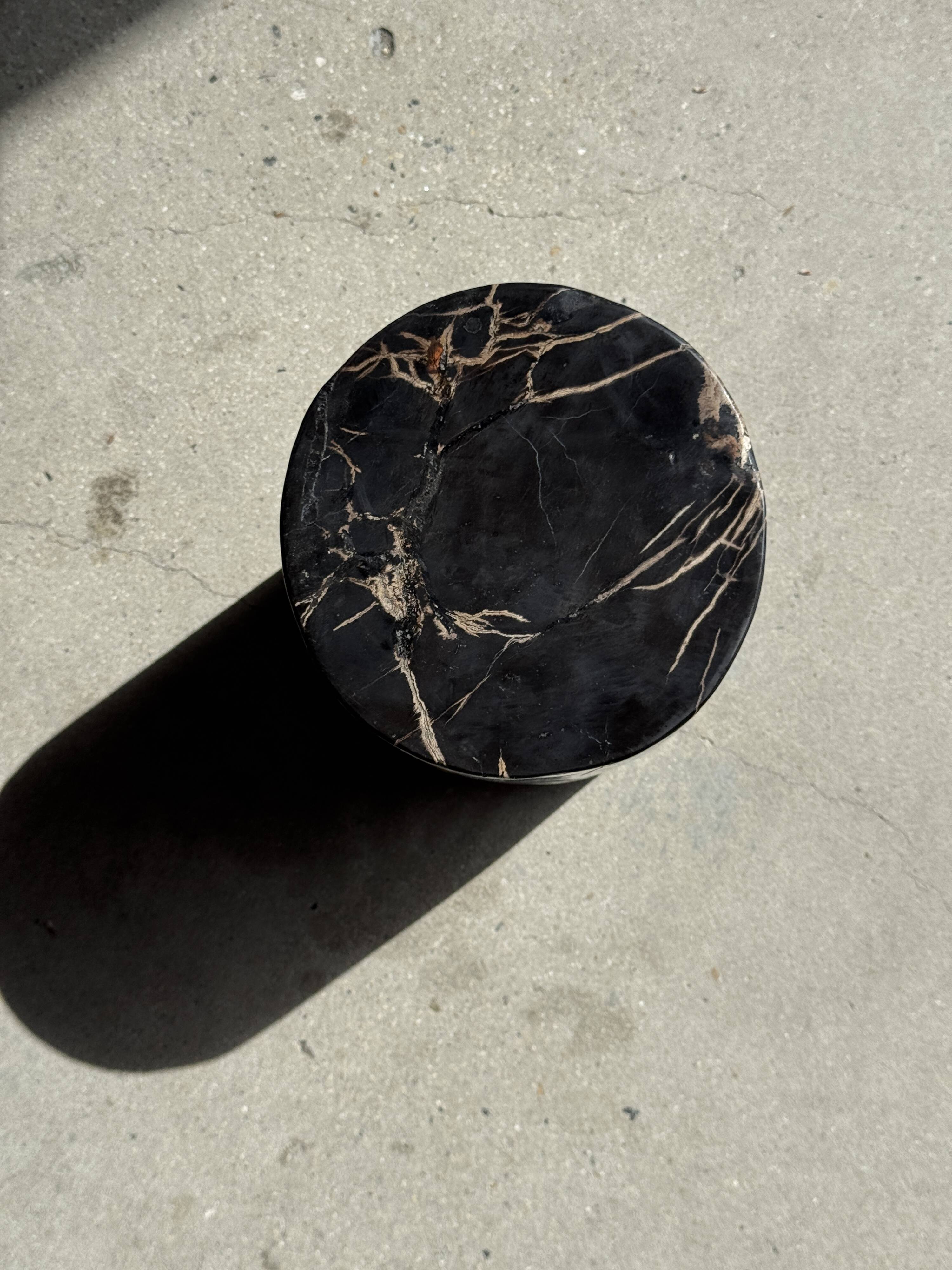 Small black petrified wood side table with beige stripes H28 D18 - 3347