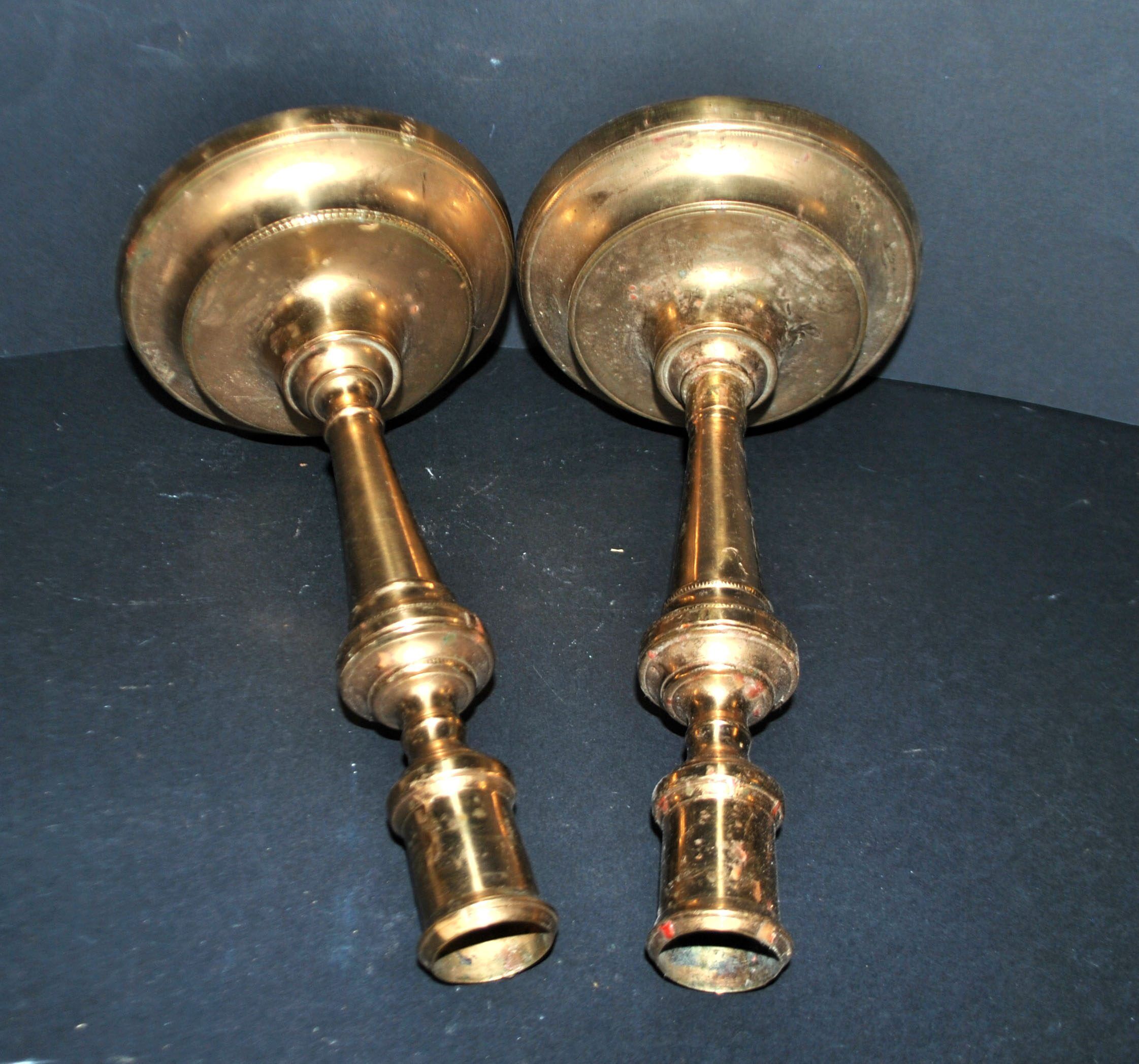 Set of 2 antique hand-chiselled gilded bronze candlesticks – Pair of 18th-century candle holders.