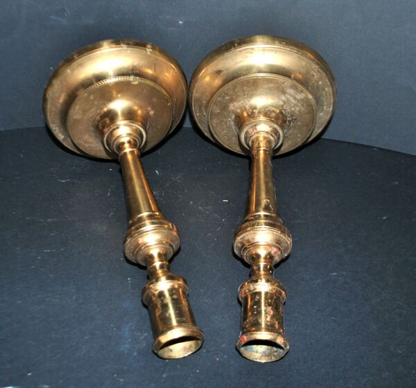 Lot de 2 bougeoirs anciens en bronze doré ciselé à la main – Paire de chandeliers XVIIIe siècle