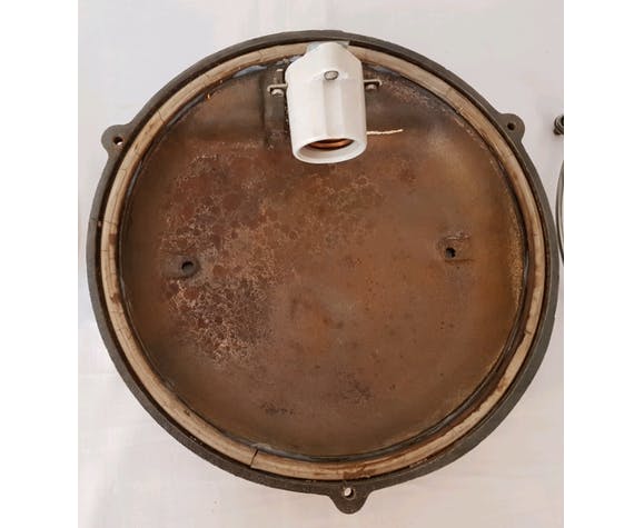 Cast-by-window industrial lamp