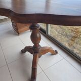 Pedestal table