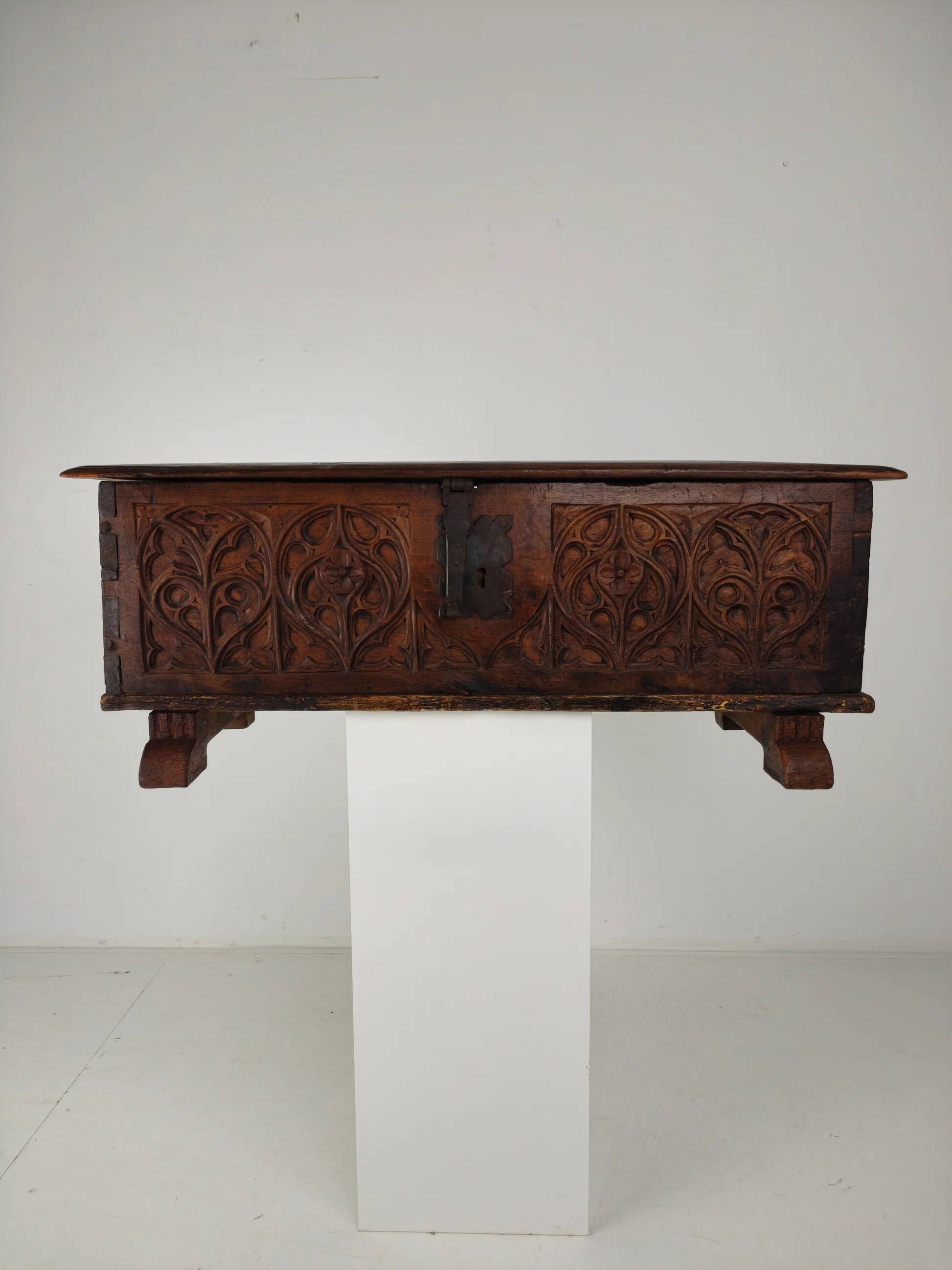 Gothic Spanish chest – 16th late/17th early century