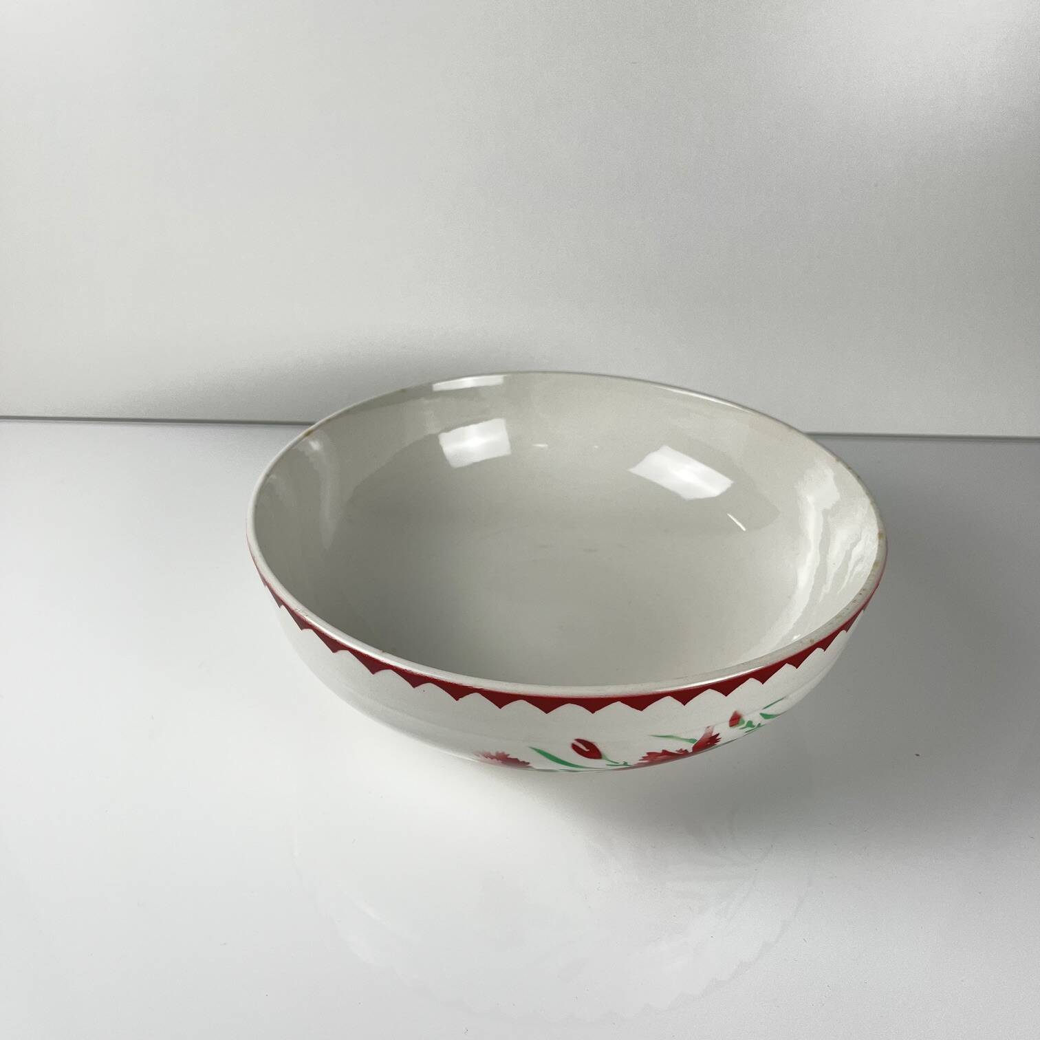 Sarreguemines "Oeillet" salad bowl, 1920-50, red