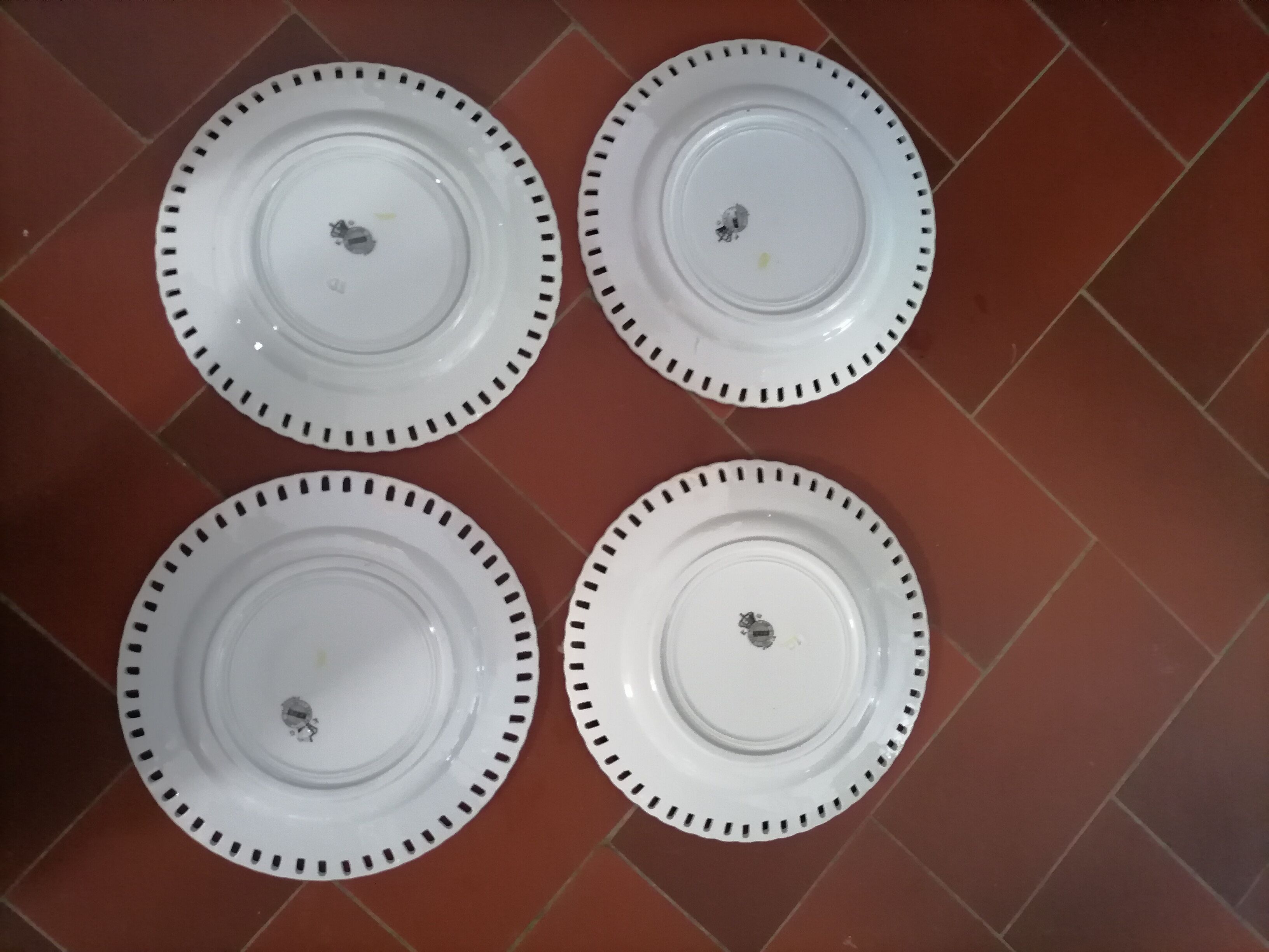 Assiette Lunéville décor fleural ajourée