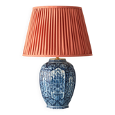 Lampe de table chinoiserie néerlandaise, bleu et blanc Delft, par Makkum, avec un nouvel abat-jour en soie corail.