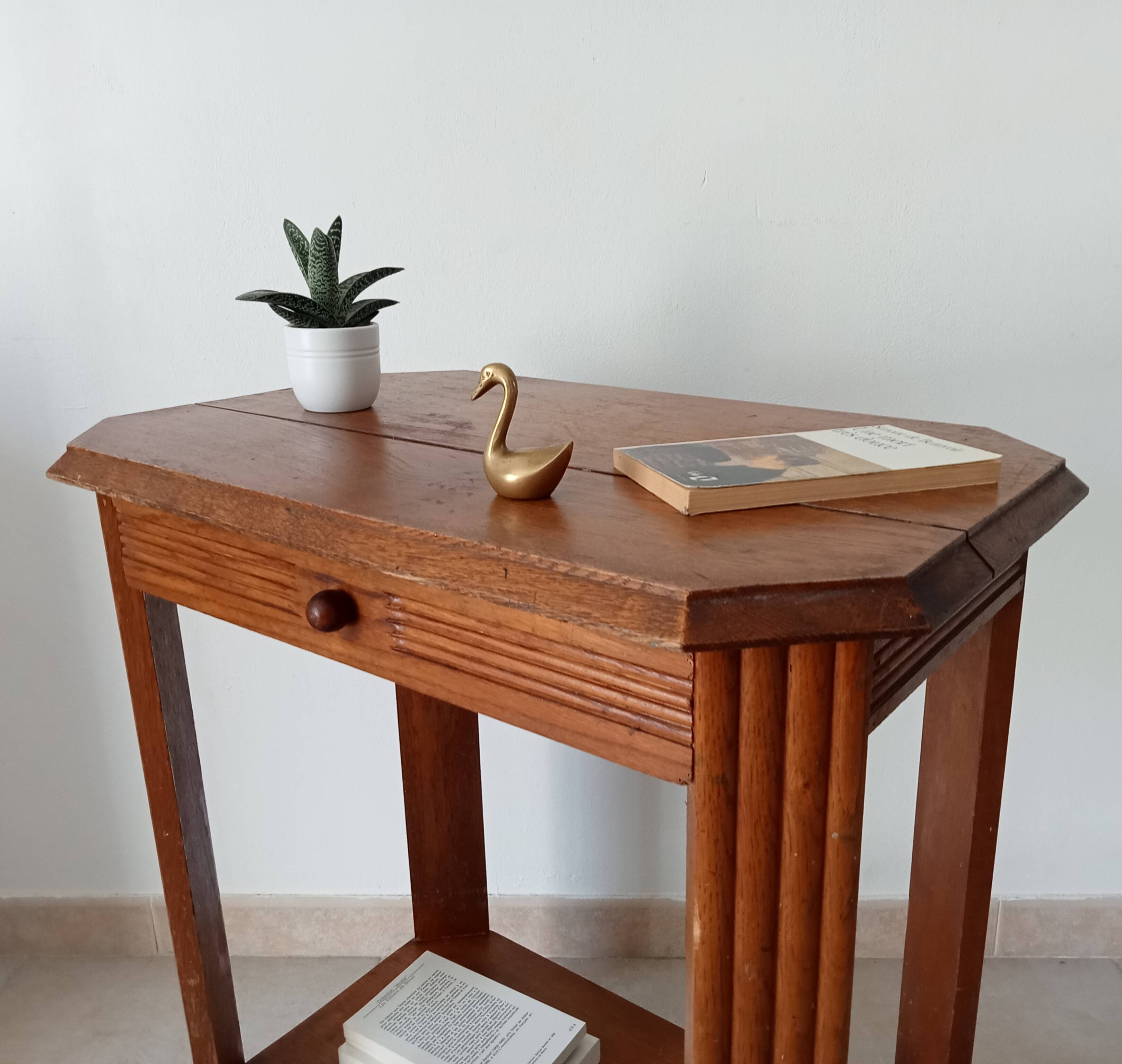 Art Deco side table from the 1940s in solid oak.